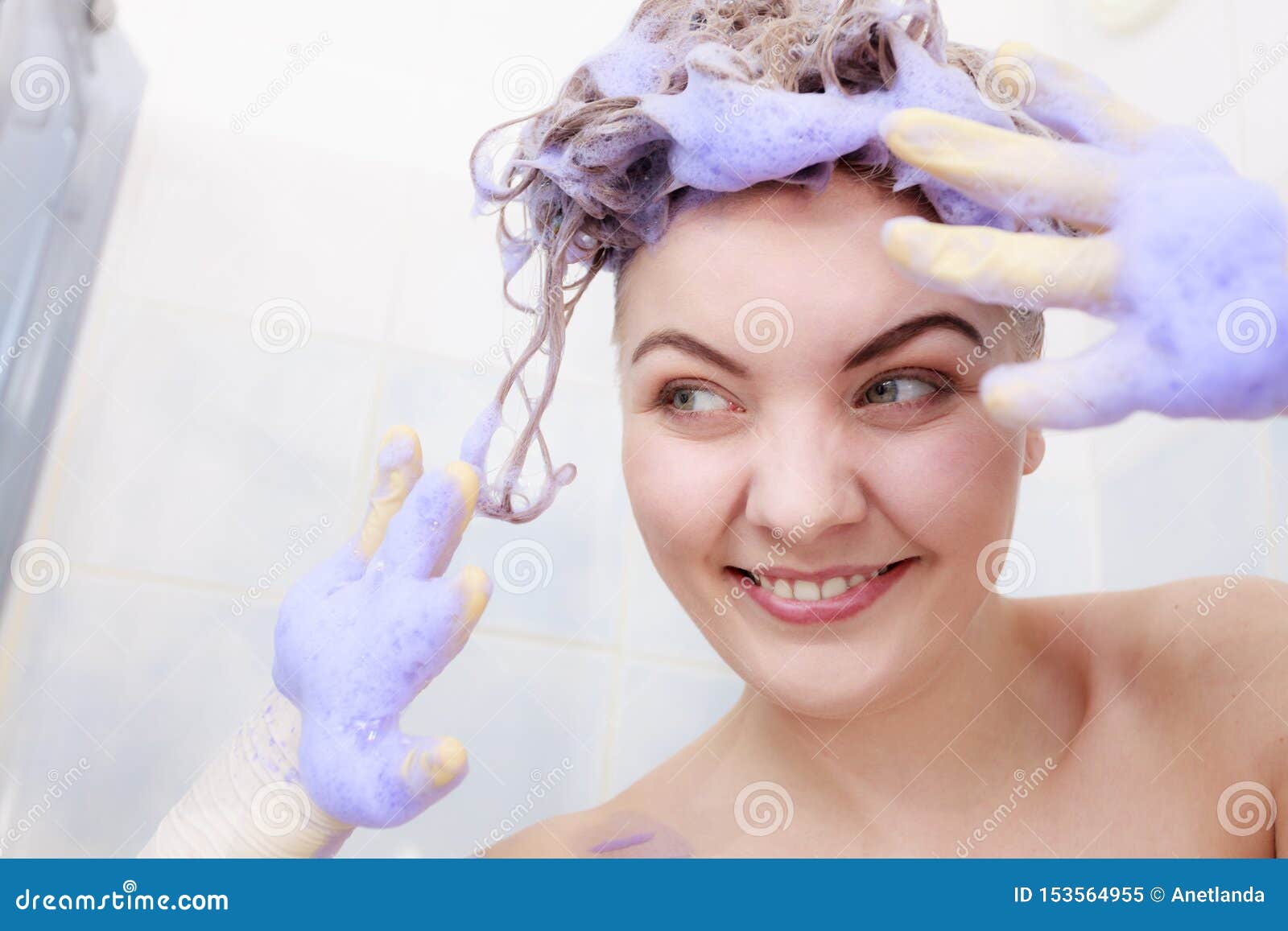 Woman with Toner on Her Hair Stock - Image of shampooing, toning: 153564955