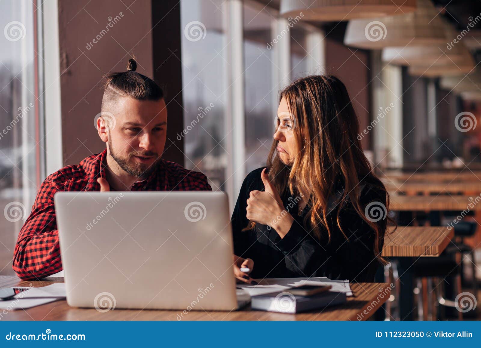 freelancers a man and a woman discuss a deal in the cafe