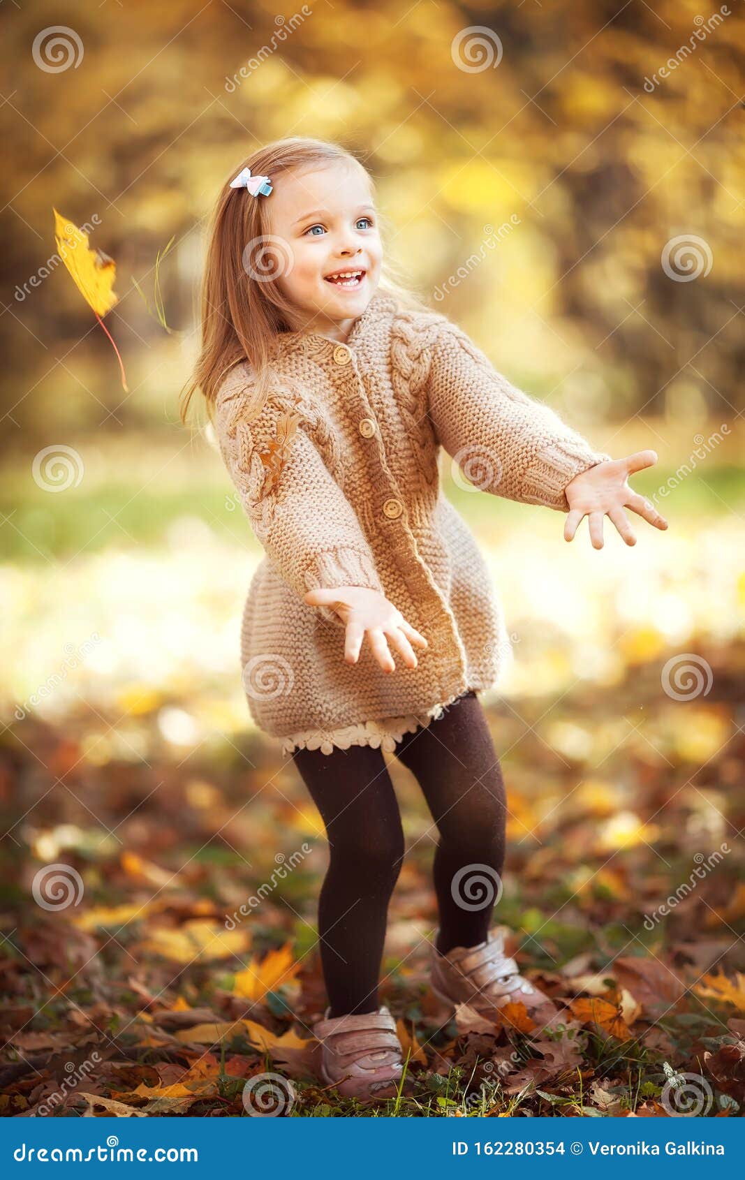 Funny Girl in Het Herfstpark Stock Foto - Image of vrolijk, meisje ...