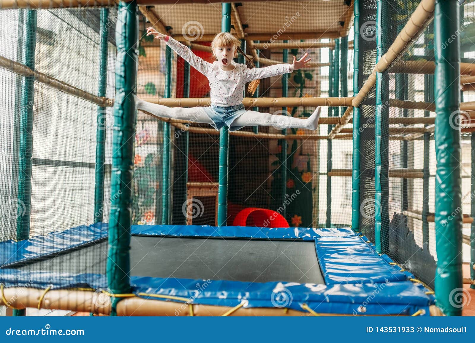 ik heb honger Postcode Weekendtas Funny Girl Jumping on Trampoline, Game Center Stock Image - Image of game,  centre: 143531933