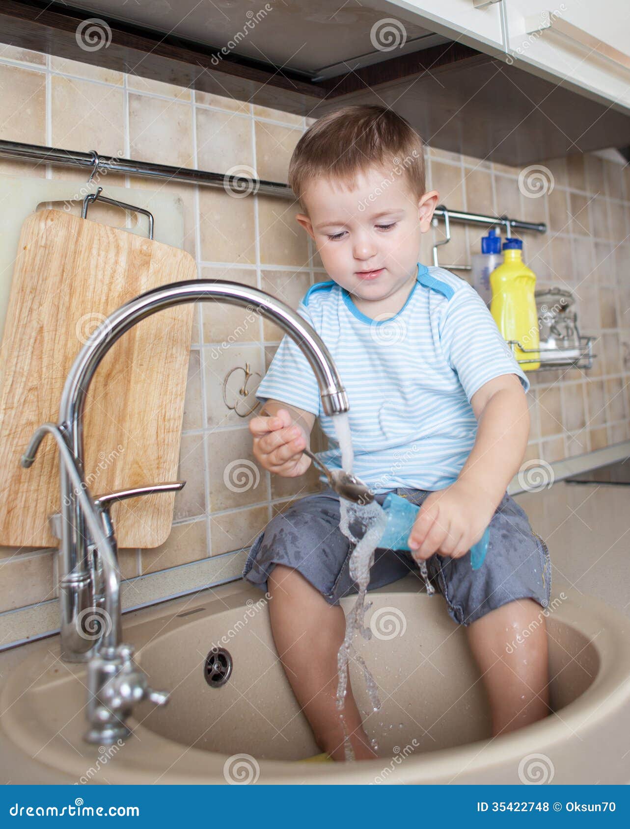 Мальчик моет посуду. Мальчик моет тарелку. Мытье мальчика. Девочка моет мальчика.