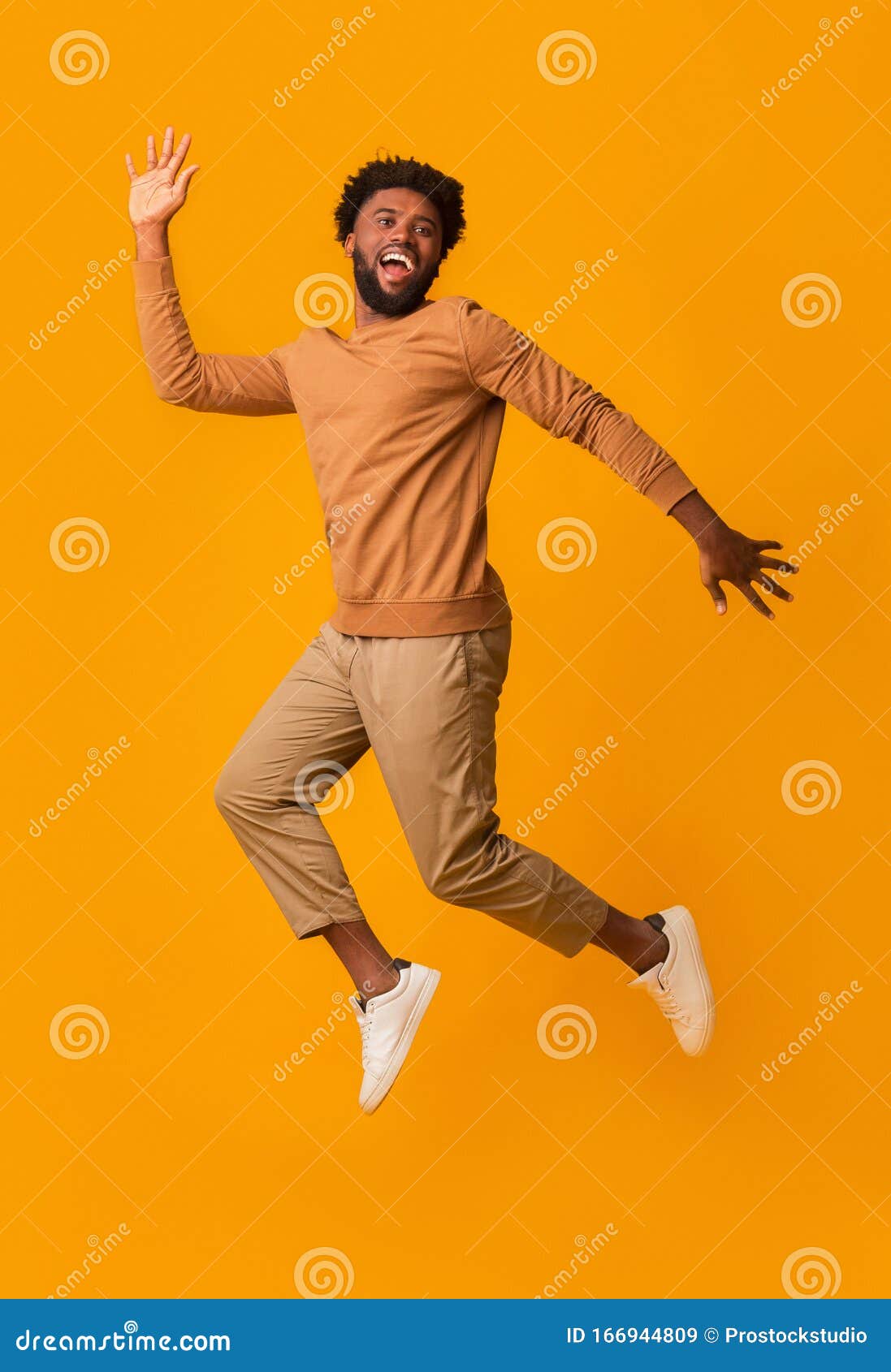 Blije Zwarte Man Springt