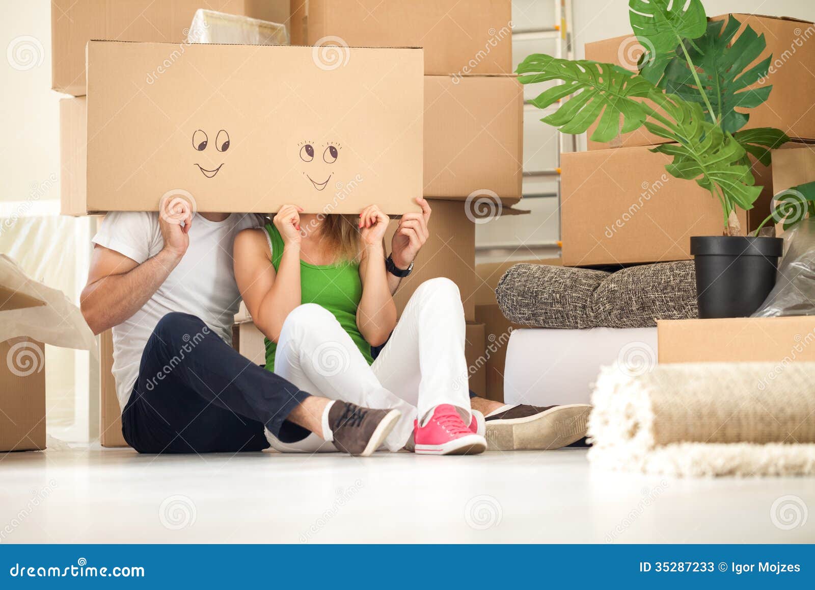 funny-moving-house-couple-empty-boxes-he