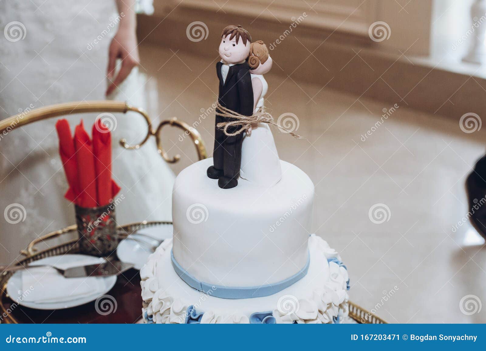 Funny Wedding Cake Topper, Figurines of Bride and Groom Tied Together with  a Rope, Fun Wedding Moment with Delicious White Cake Stock Image - Image of  groom, wedding: 167203471