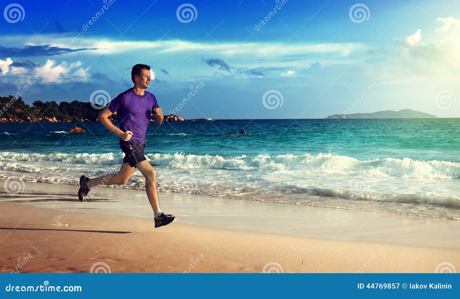 Funzionamento Dell'uomo Sulla Spiaggia Tropicale Immagine Stock ...