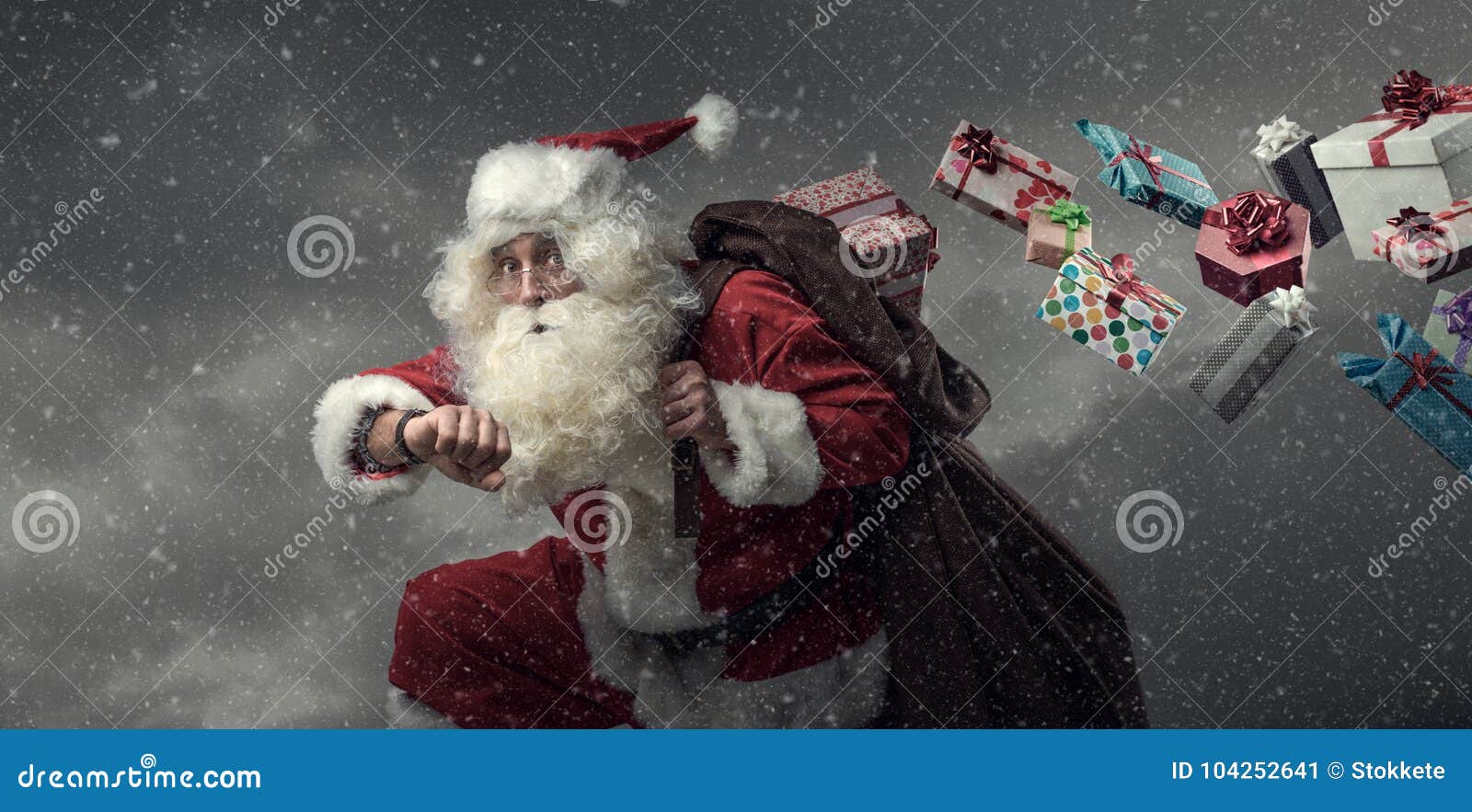 Funzionamento di Santa Claus e regali di consegna. Funzionamento di Santa Claus e presente di consegna sulla notte di Natale: è regali recenti e perdenti dal suo sacco
