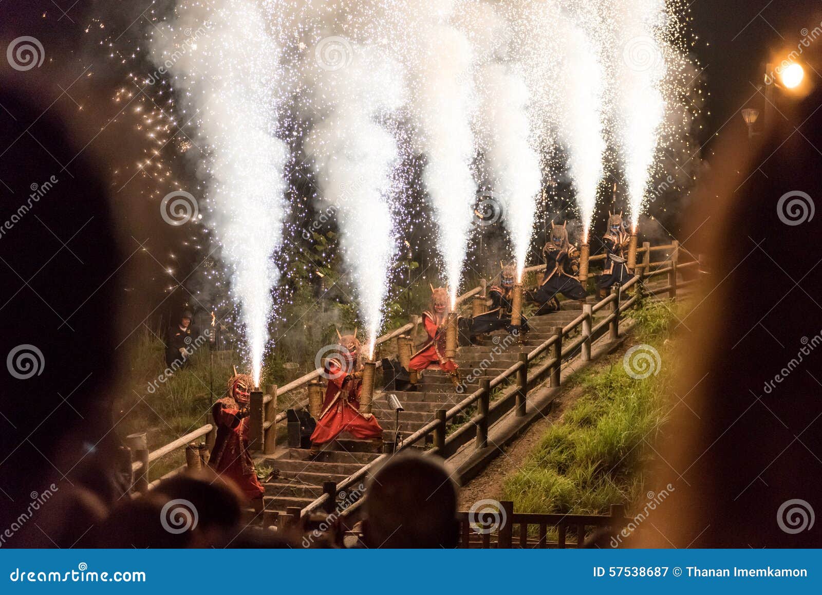 Fuochi d'artificio di Demonâ€™s, fuochi d'artificio tenuti in mano, a Noboribetsu Giappone, data: Giugno primo, 2015 â€ “agosto settimo, 2015ã€€Every giovedì e venerdì