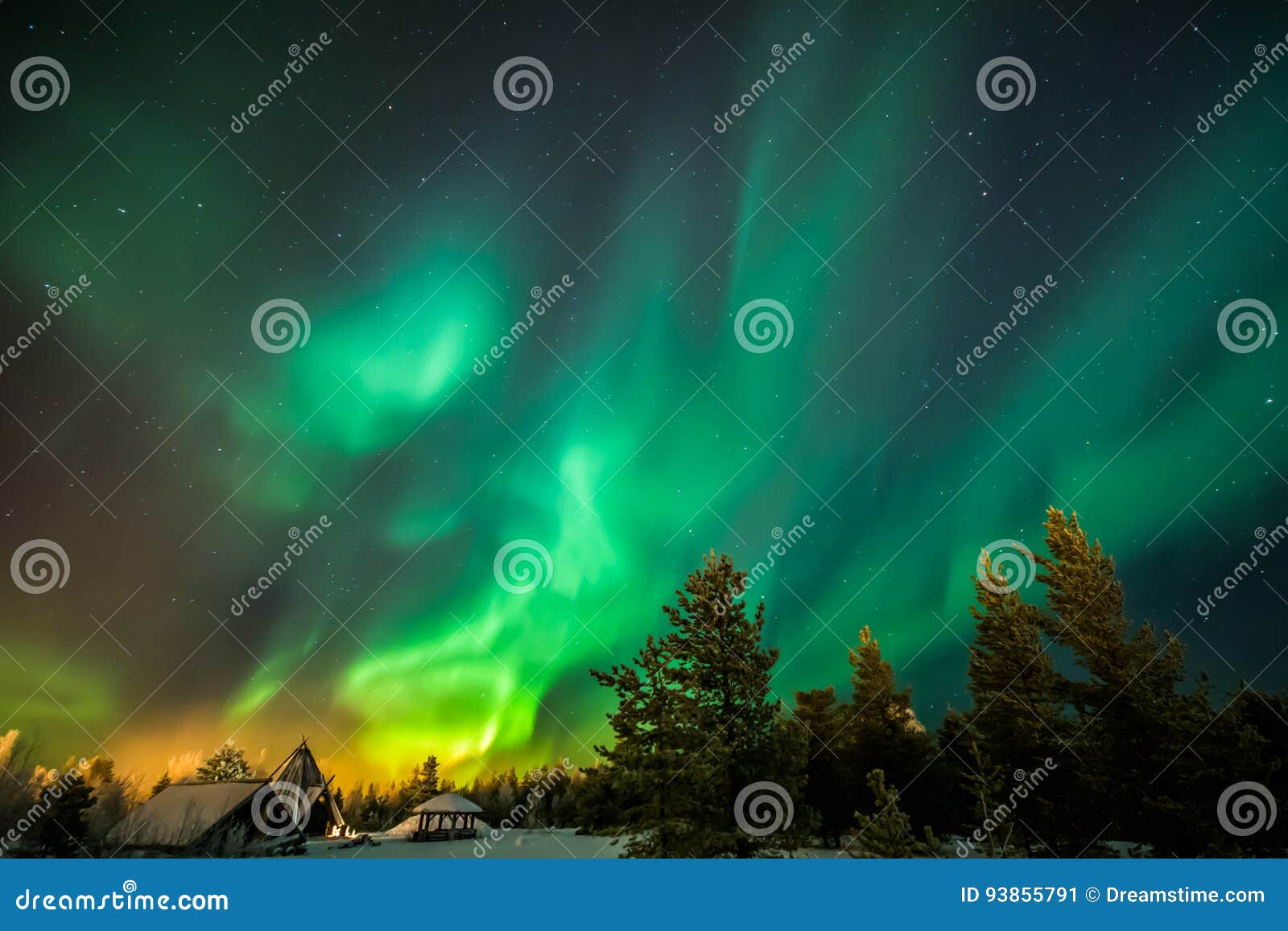 Fuoco nel cielo. Bella aurora boreale fotografata in Lapponia