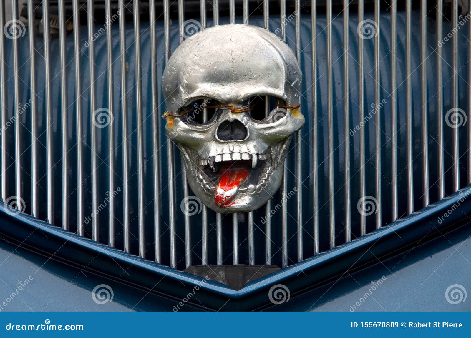 Furchtsamer Menschlicher Schädel Mit Der Roten Zunge Auf Auto