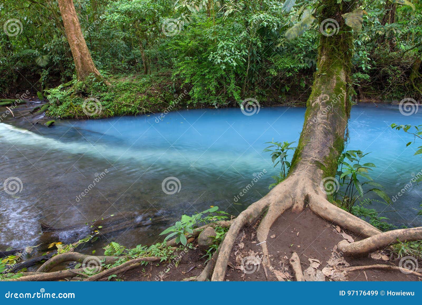 Furo azul em Rio Celeste, Costa Rica. Furo azul em Rio Celeste River em Terino Volcano National Park, Costa Rica, com água leitoso-azul devido aos minerais dissolvidos nela