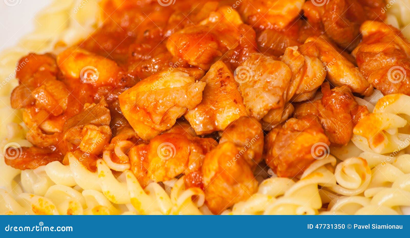 Fusilli-Teigwaren Mit Huhn in Der Tomatensauce Stockfoto - Bild von ... Fusilli-Teigwaren Mit Huhn in Der Tomatensauce Stockfoto - Bild von ...