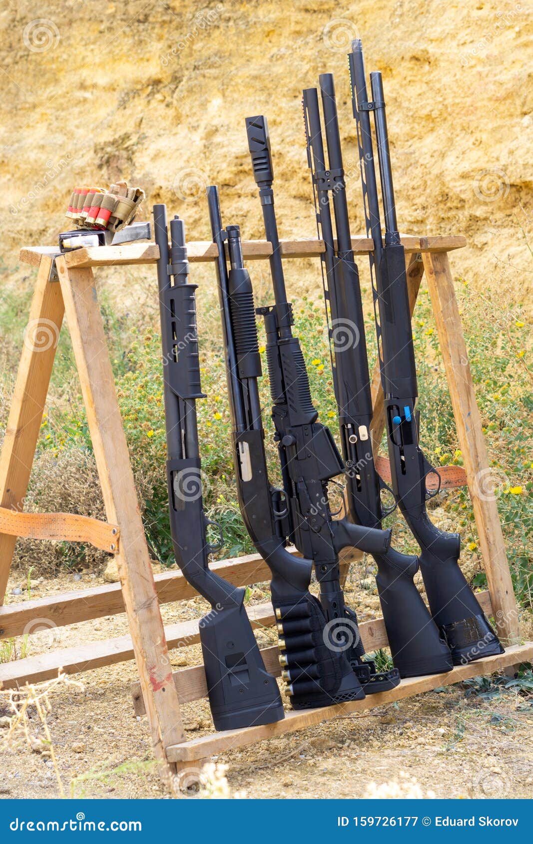 Les Accessoires De Fusil De Chasse De Munitions De Chasseurs Ouvrent La  Voiture De Tronc Image stock - Image du gravure, extérieur: 116119477