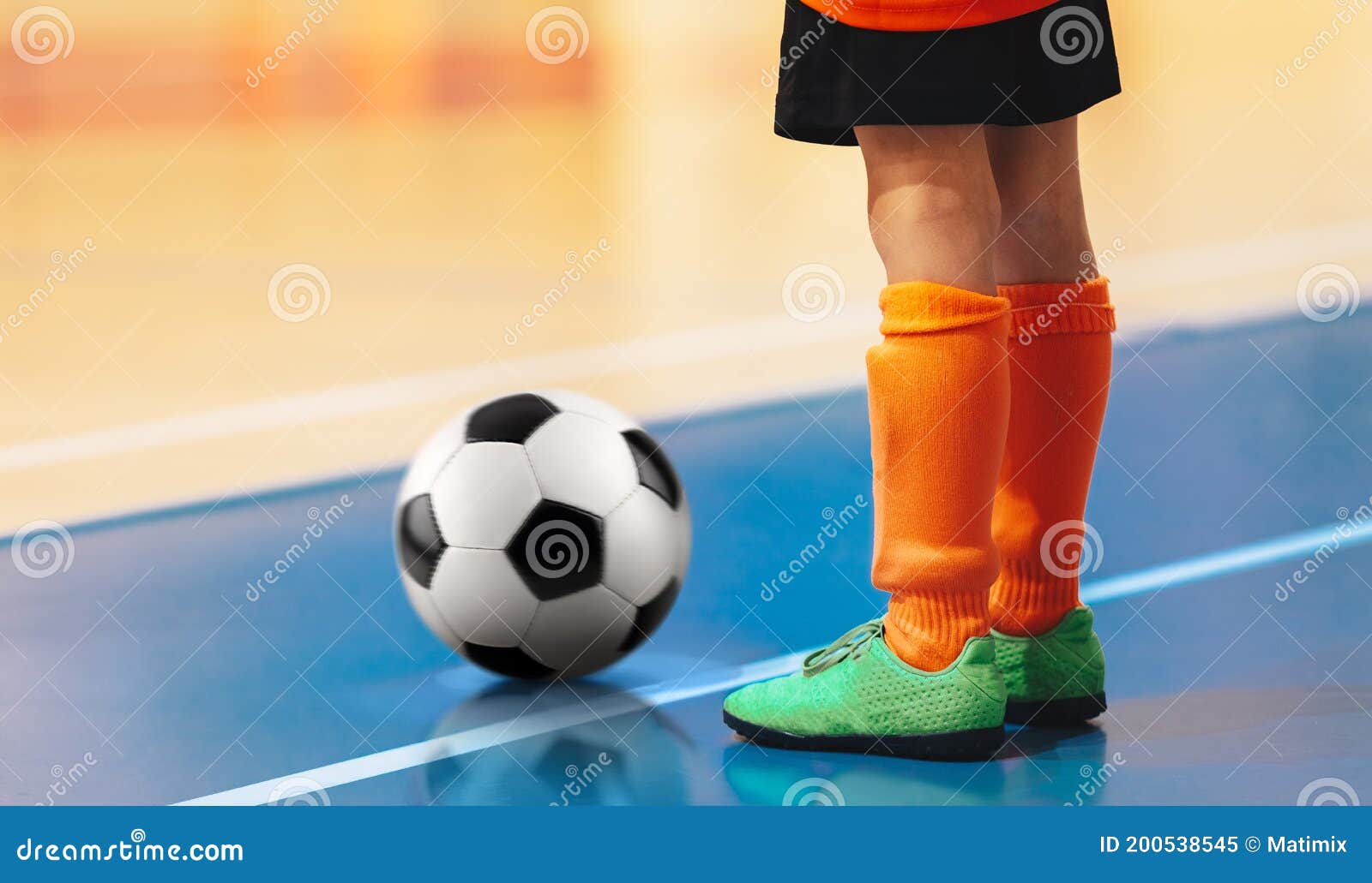 Futbolista Interior Con Bola Clásica. Formación Futsal Para Niños Imagen de  archivo - Imagen de menor, ejercicio: 200538545