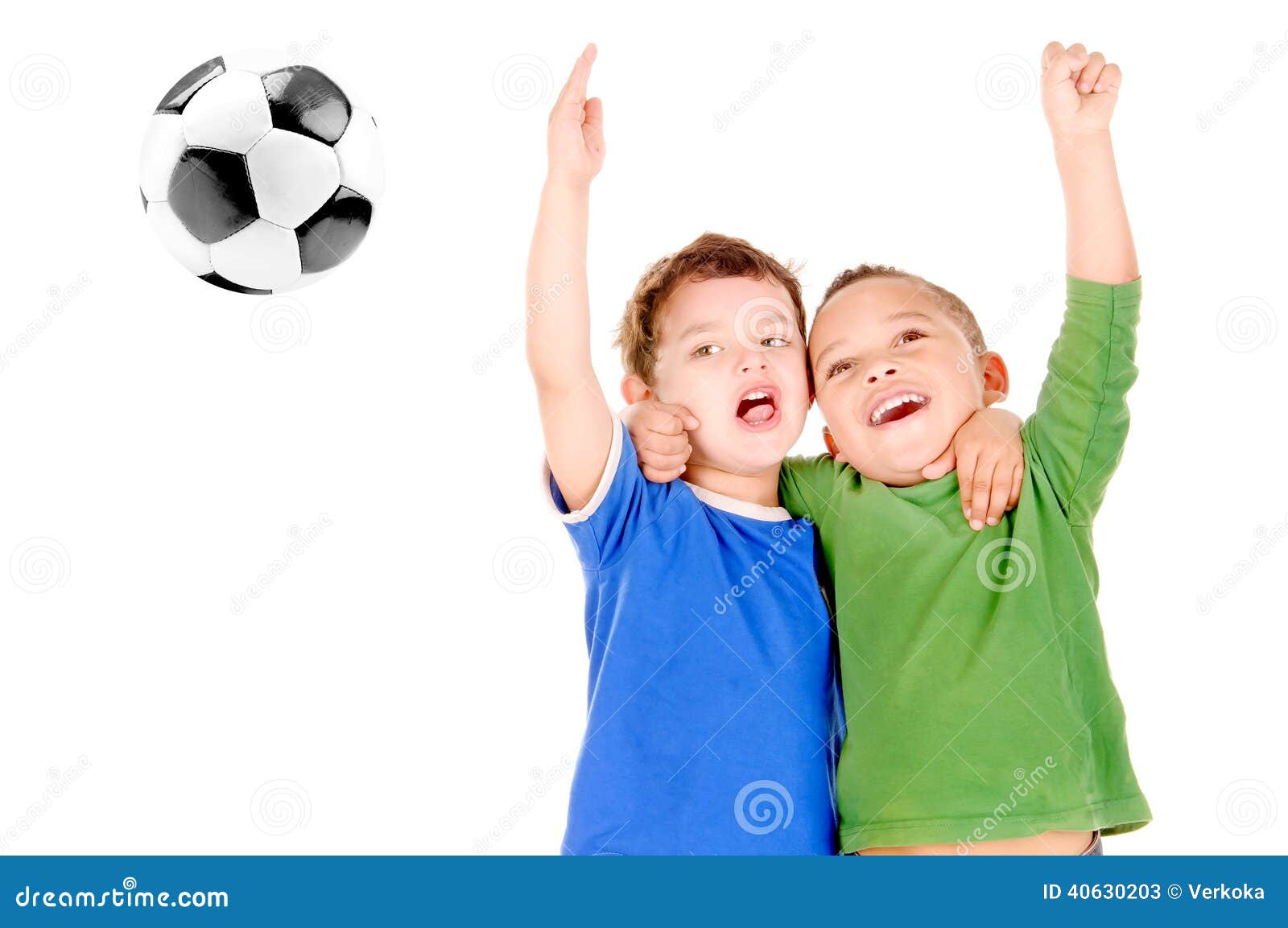 Rapazes pequenos com a bola de futebol isolada no branco