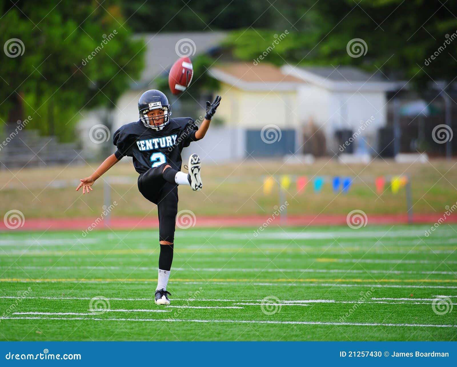 Futebol americano da juventude o retrocesso fora. Titã elevados do júnior do bosque da floresta do programa V da juventude da High School do século de Hillsboro Oregon do futebol americano setembro de 21, 2011 (classe da juventude 7-8th). Os entalhes #2 do século HS retrocedem fora a esfera para começar o jogo. Bosque final da floresta da contagem 34-26.