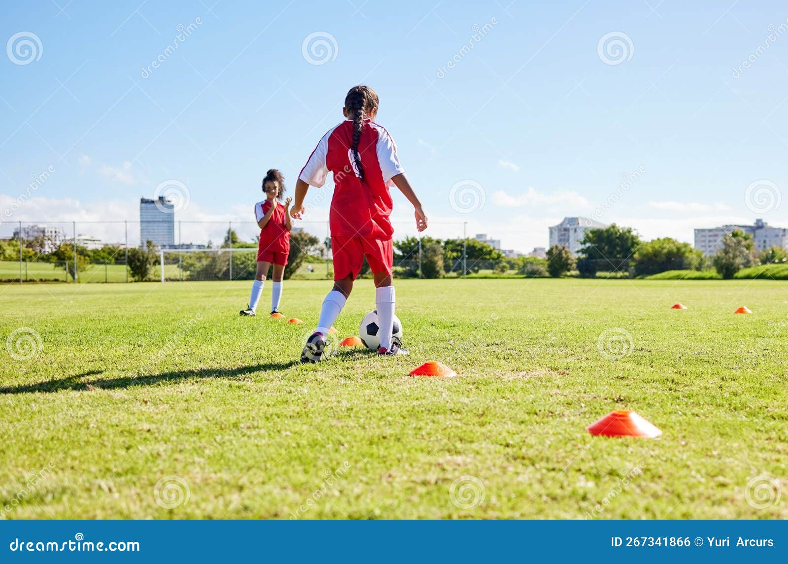 Garotas esportivas passando bola de futebol em campo verde. duas meninas em  roupas esportivas jogando futebol juntos, correndo rápido e  profissionalmente chutando bola. estilo de vida saudável e conceito de  futebol feminino