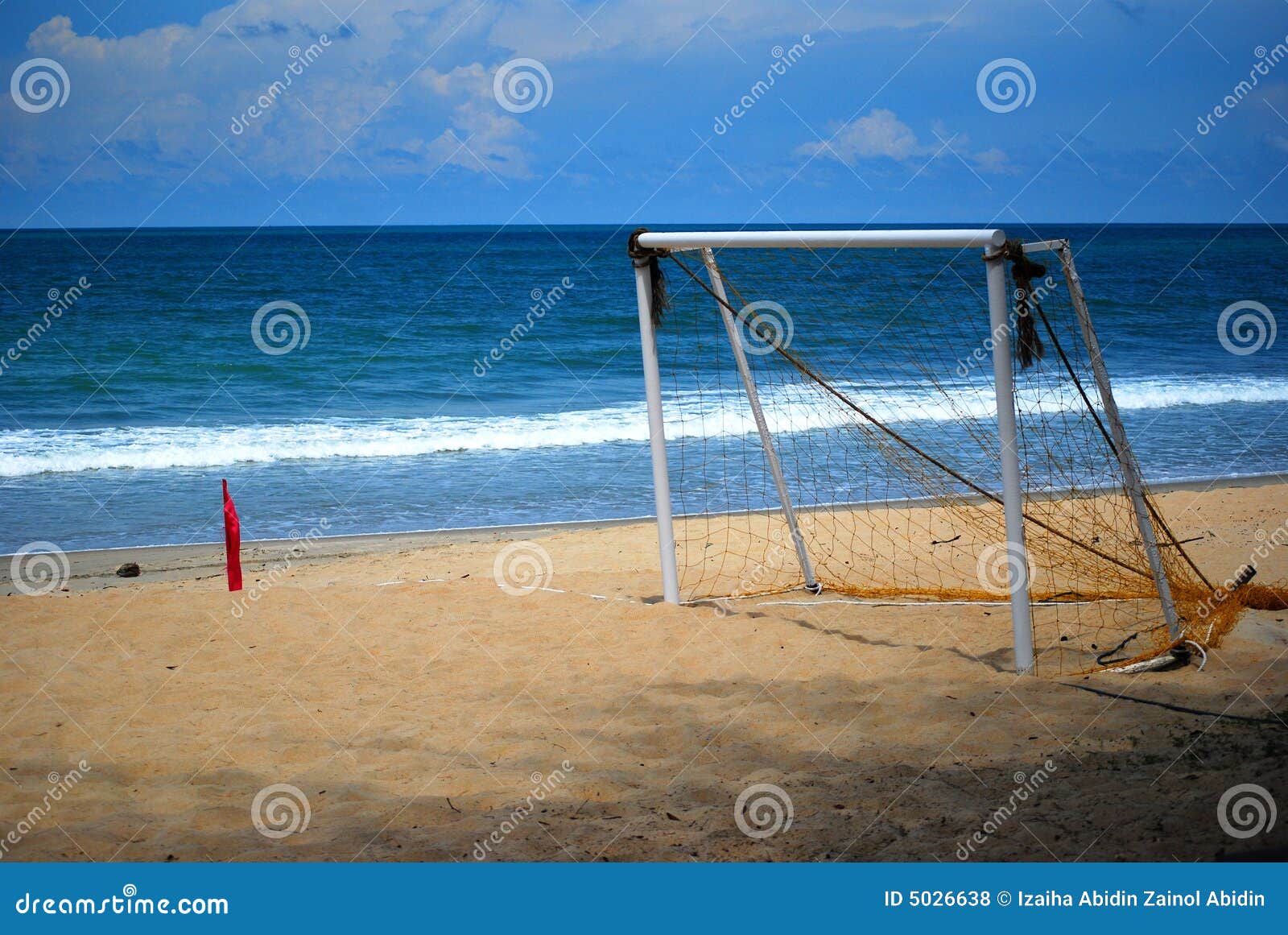 Jogador De Futebol Da Praia Na Ação Ângulo Largo Da Praia