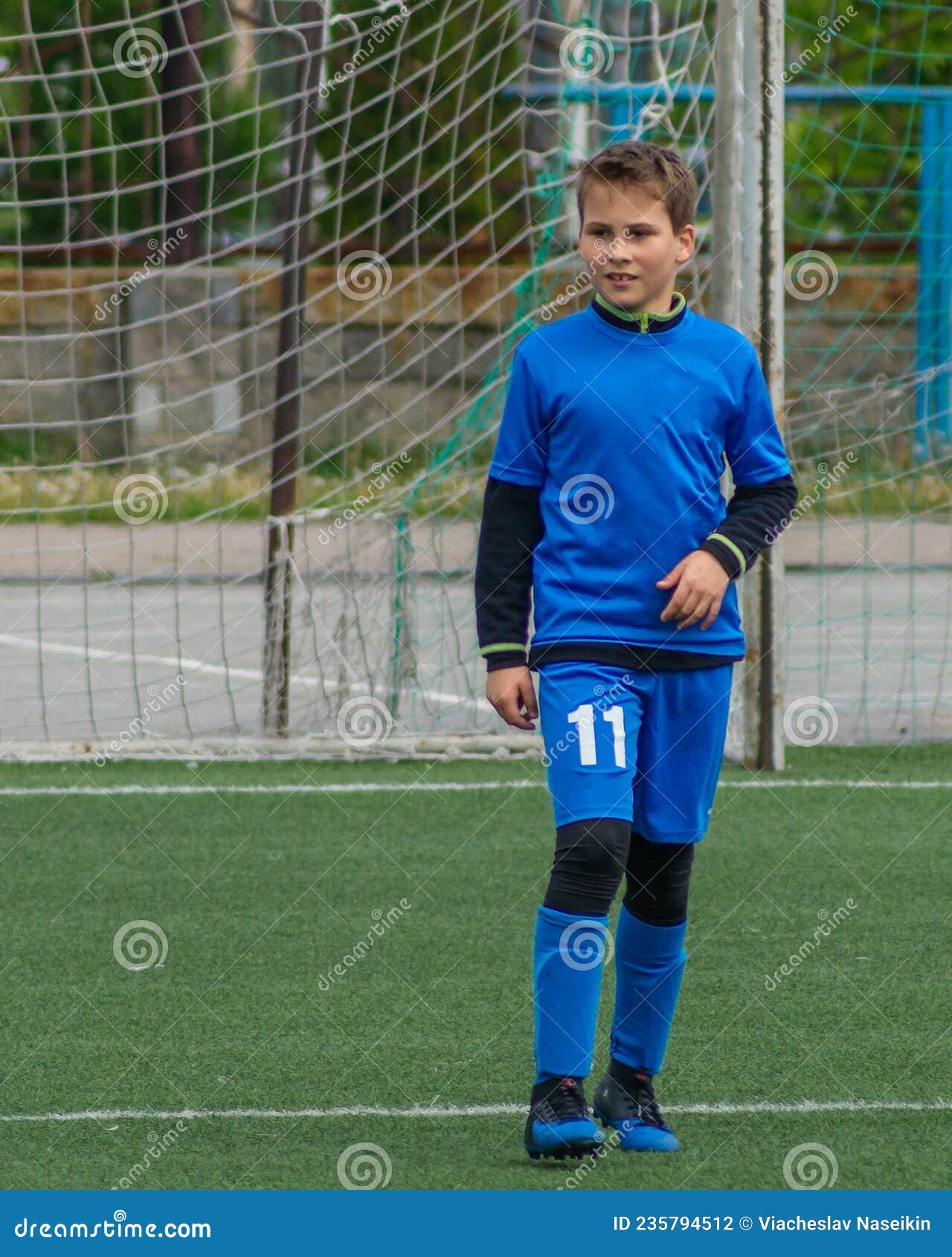 Futebol Infantil. As Crianças Jogam Futebol. a Luta Ativa E a