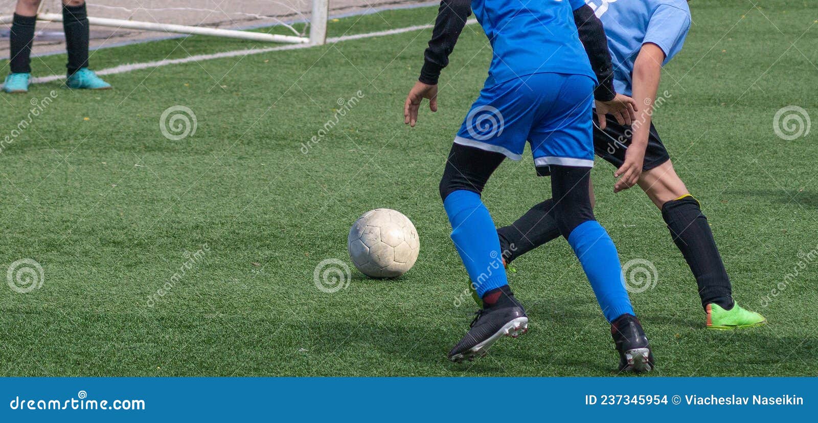 Futebol Infantil. As Crianças Jogam Futebol. a Luta Ativa E a