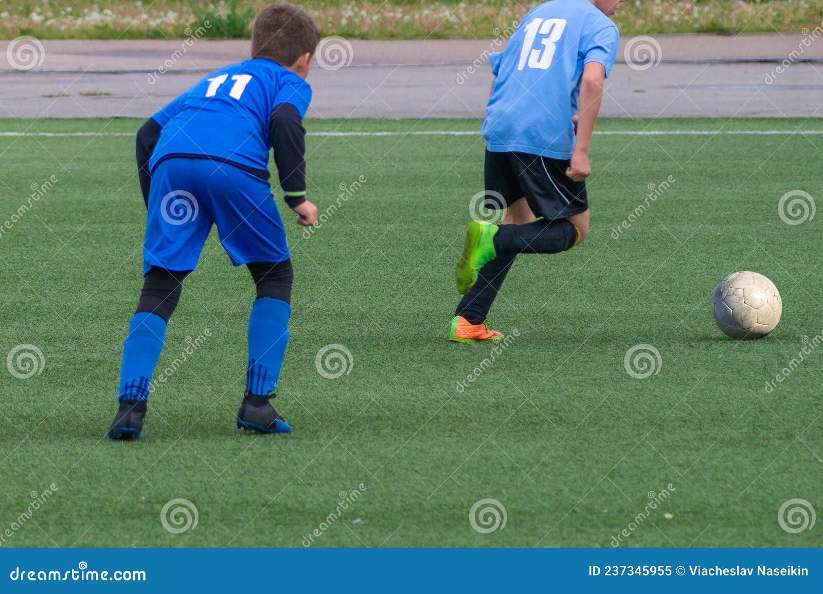 Futebol Infantil. As Crianças Jogam Futebol. a Luta Ativa E a