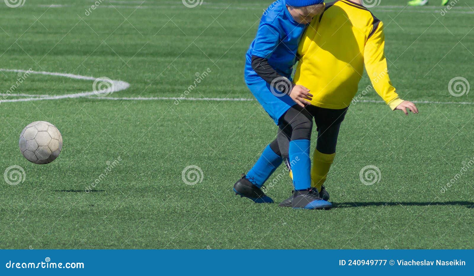 Futebol Infantil. As Crianças Jogam Futebol. a Luta Ativa E a