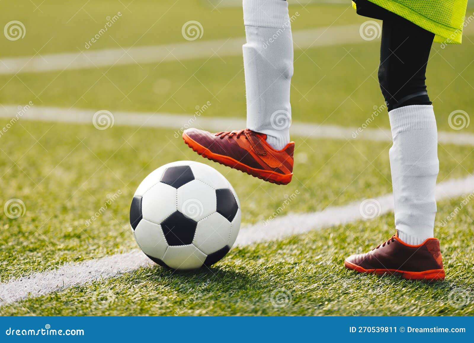 Futebol Juvenil. Jovem Usando Chuteiras E Calças De Futebol Imagem de Stock  - Imagem de competitivo, menino: 270539811