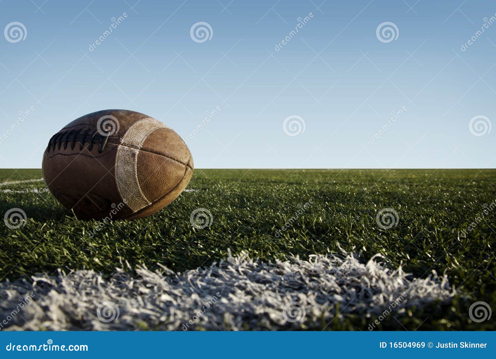 A velha bola de futebol na grama pior, pobre campo de jogo de futebol na  zona rural