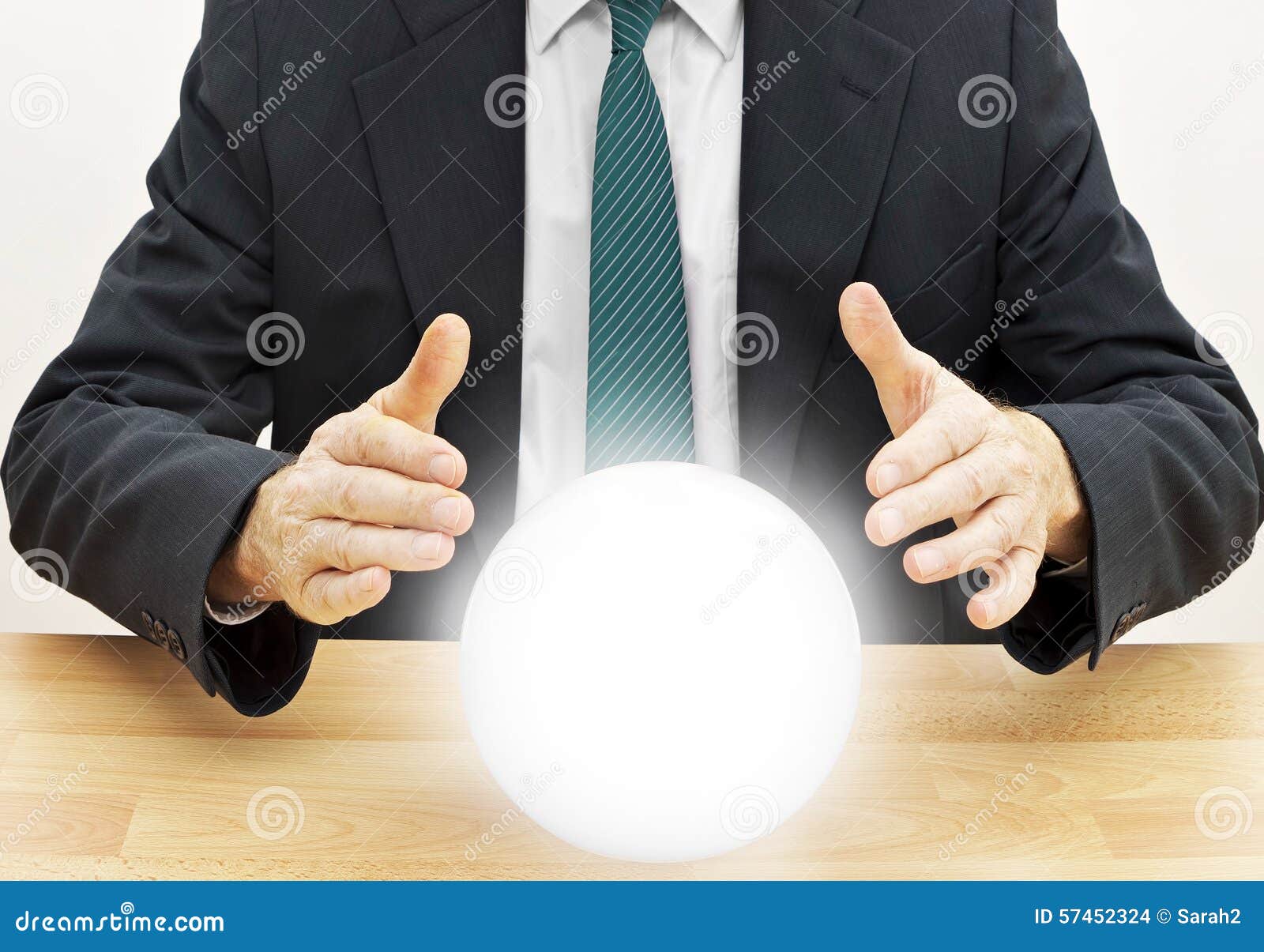 Bola de cristal adivino manos fotografías e imágenes de alta