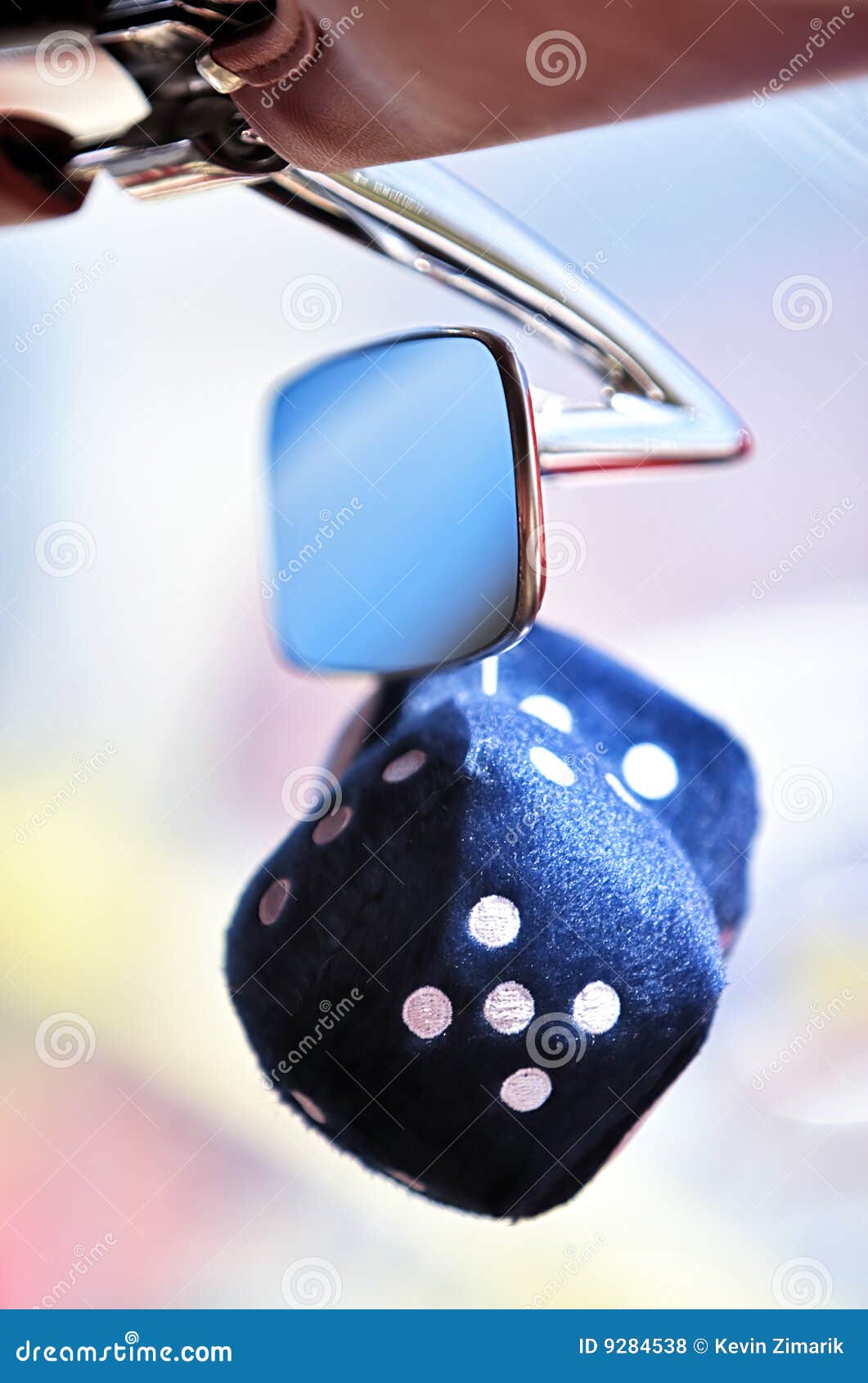 Fuzzy Dice On Rearview Mirror Stock-Foto - Getty Images