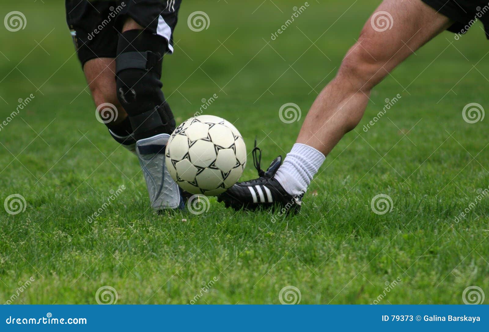 Fußballspiel. Zwei Männer, die Fußball spielen