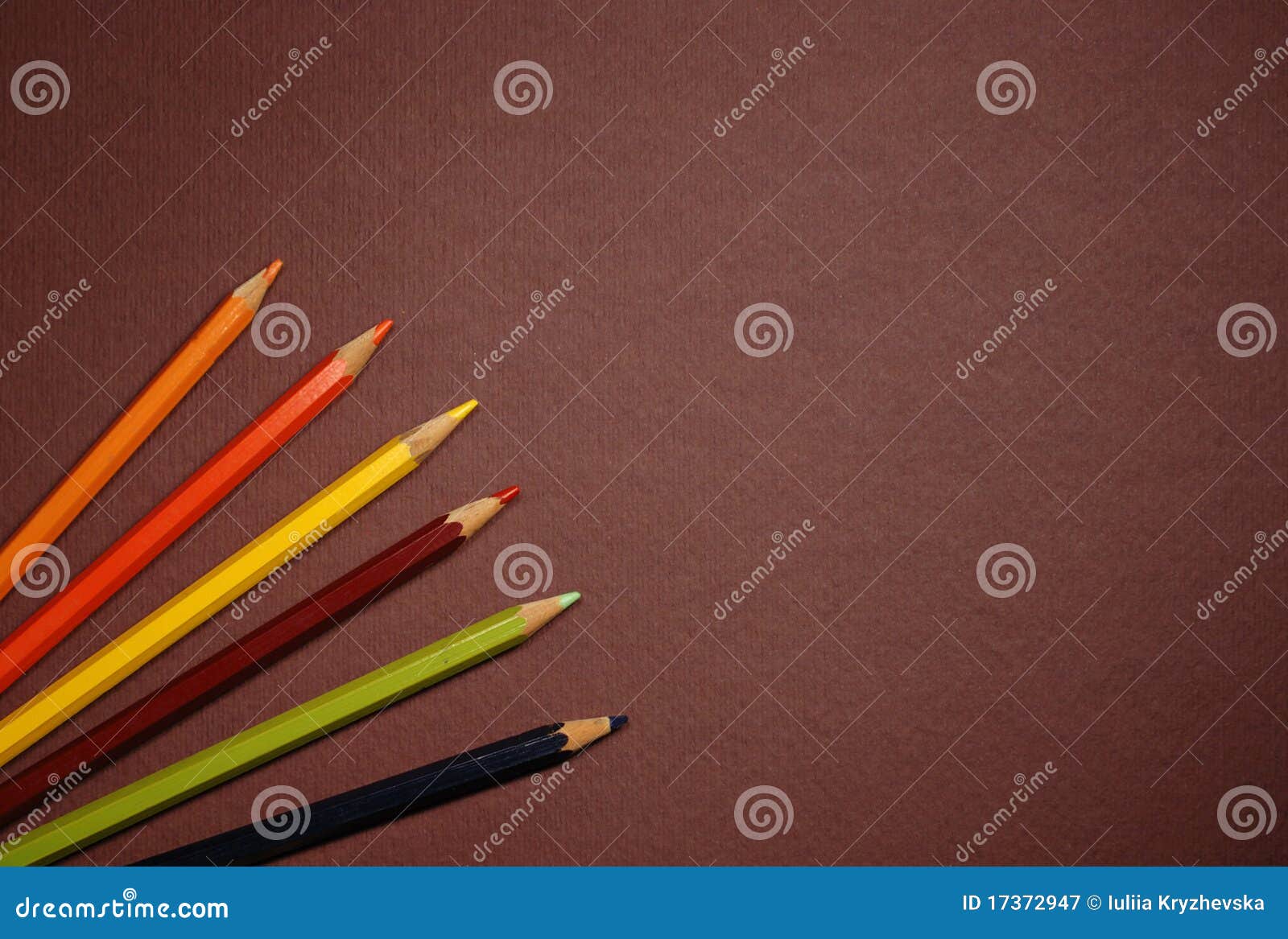 Färgade tomma blyertspennor för brun papp. Papp för konstbakgrundsbrown färgade den tomma blyertspennautensilen