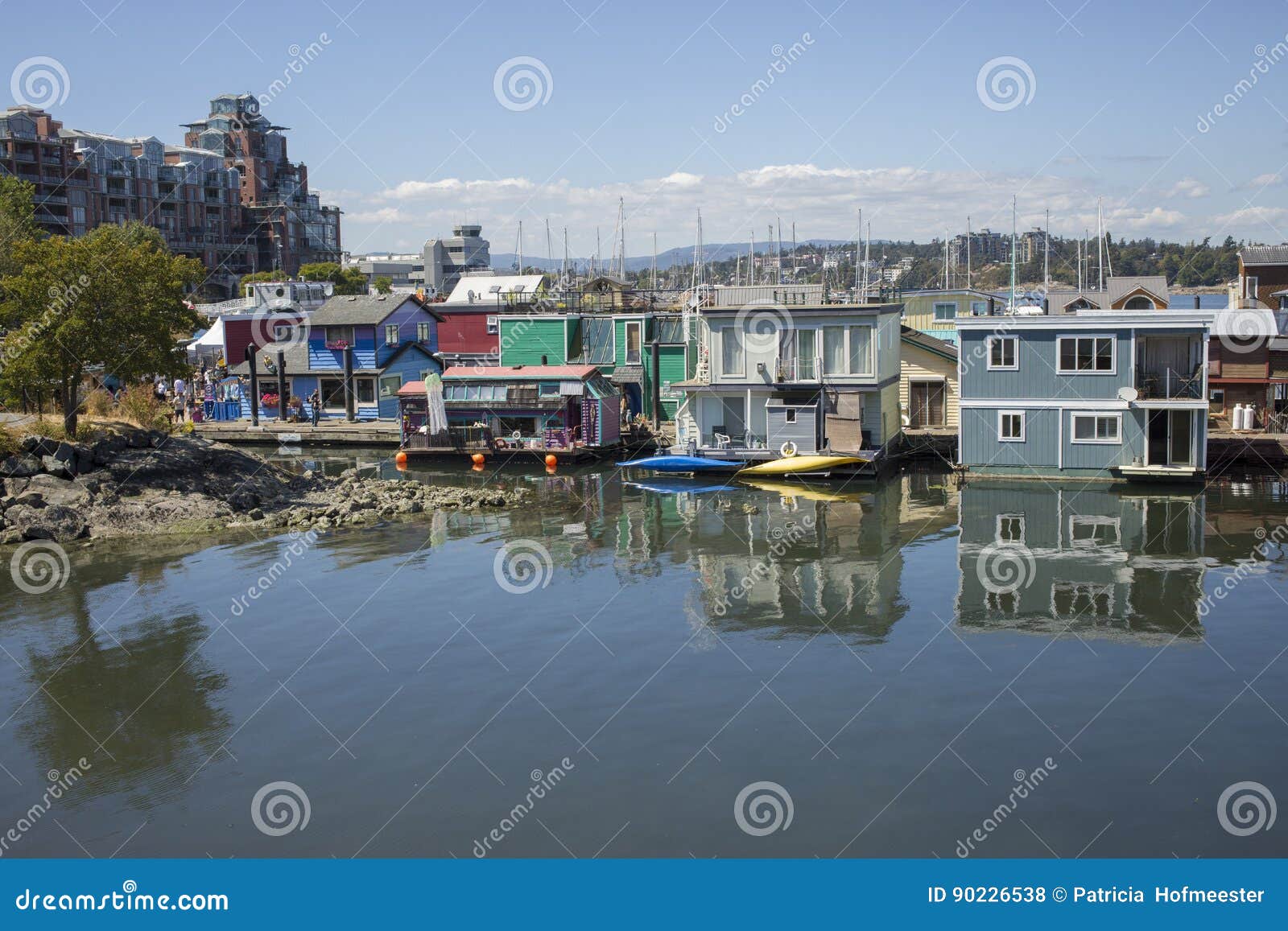 Färgrika husbåtar i Victoria, Kanada. Sväva den hem- byn med färgrika husbåtar på den inre hamnen, Victoria British Columbia Canada Pacific har nordvästligt område att sväva hem, fartyg, pir och restauranger