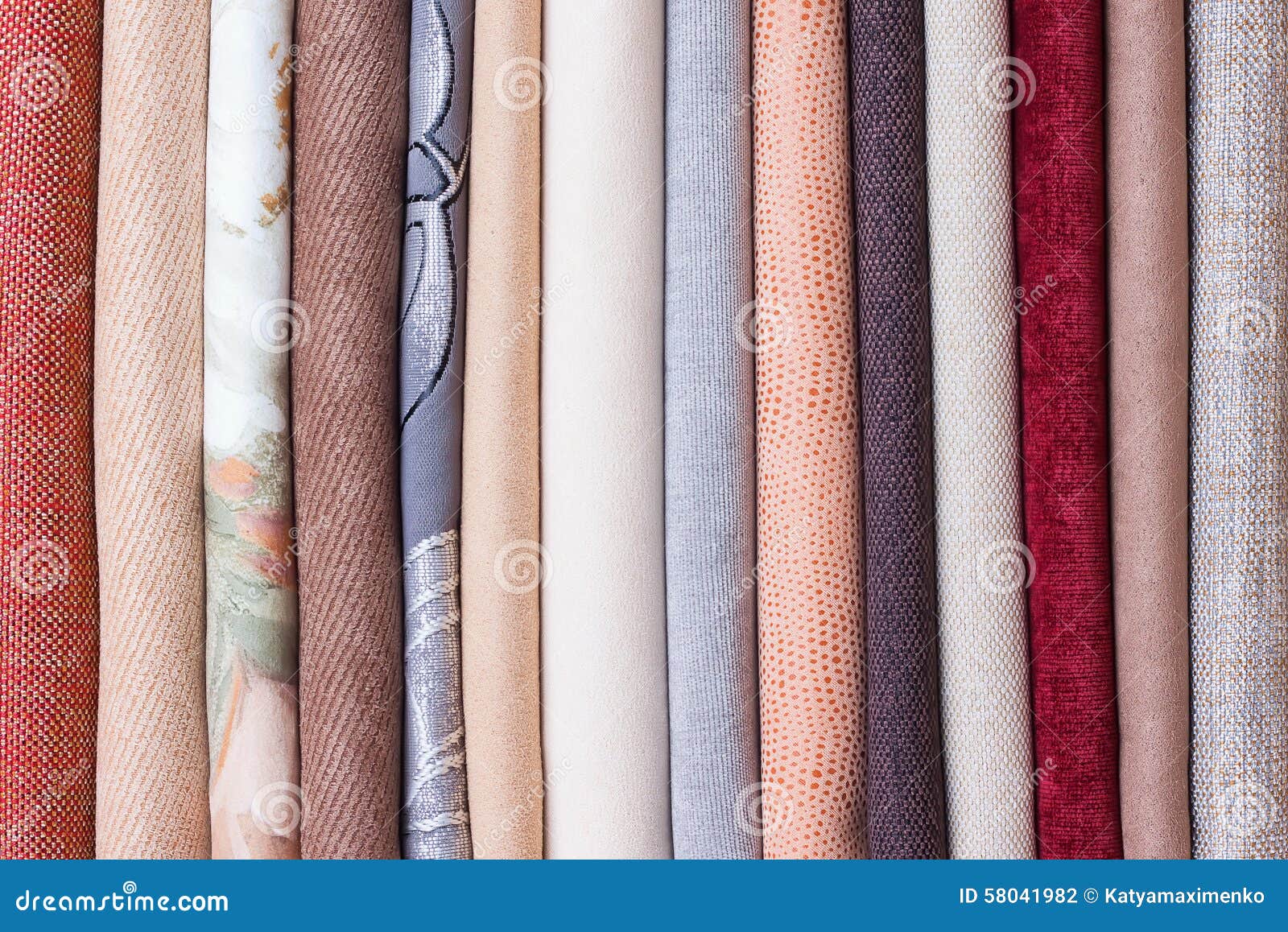 Färgrikt tyg. Rolls av färgrikt velourtyg stucken livlig scarftextil för bakgrund closeup