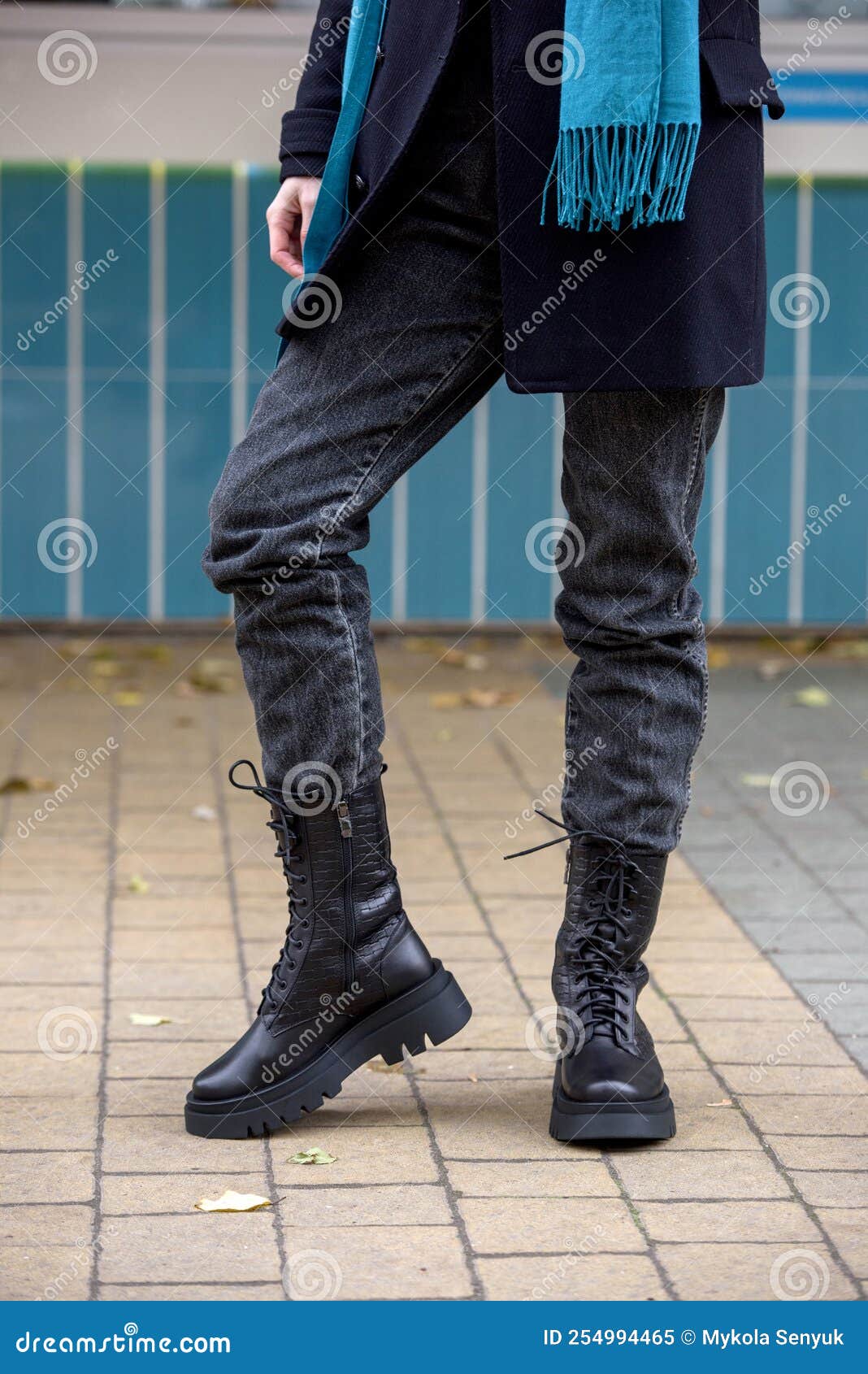 F retros Femeninos Delgados Con Botas Militares. Foto De Calle