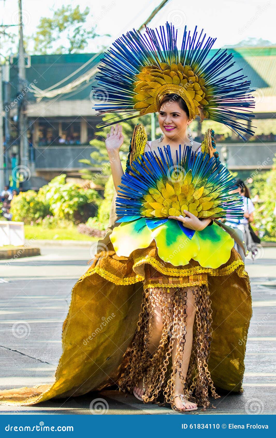 27 février 2015 Baguio, Philippines Baguio Citys Panagbenga F. 27 février 2015 Baguio, Philippines Festival de fleur de Baguio Citys Panagbenga Personnes non identifiées sur le défilé dans des costumes de carnaval Image éditoriale documentaire