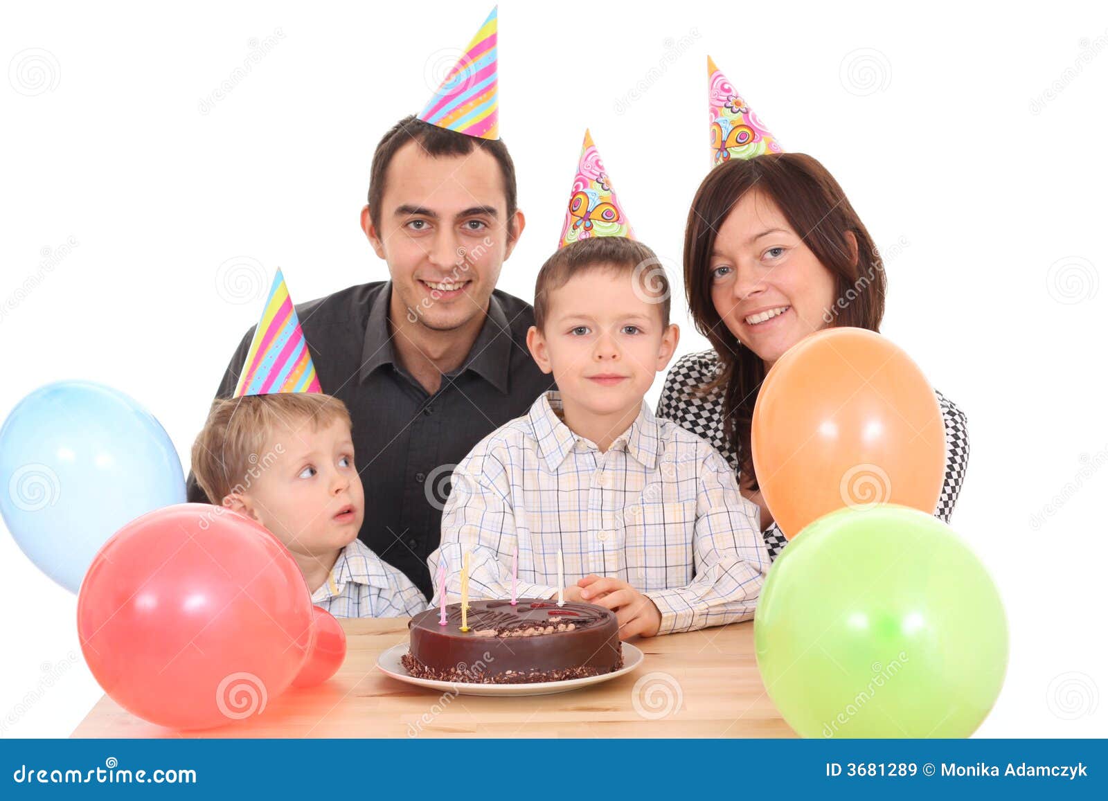 Fête d'anniversaire. La famille célèbrent l'anniversaire - gâteau d'anniversaire et un bon nombre d'amusement