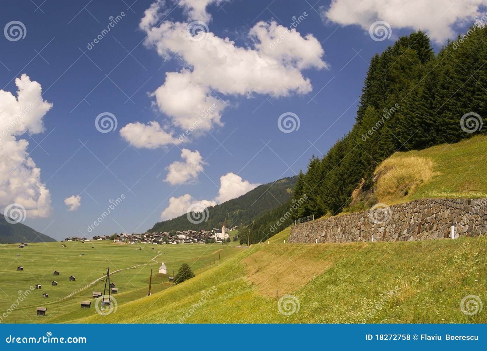 För mountaiindal för alps österrikisk by. Alpsösterrikare kaernten den lesachtal byn för dalen för berglandskapsommaren