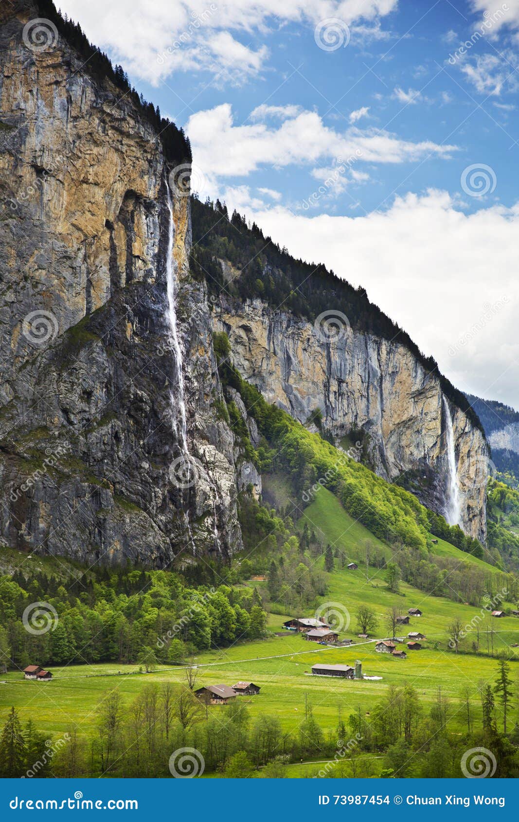 Förbluffa den Lauterbrunnen byn, Schweiz. En av det mest härliga stället på jord måste vara Lauterbrunnen Landet av vattenfall skryter inte bara de fantastiska vattenfallen grundar nästan varje hörn men också de sceniska landskapen