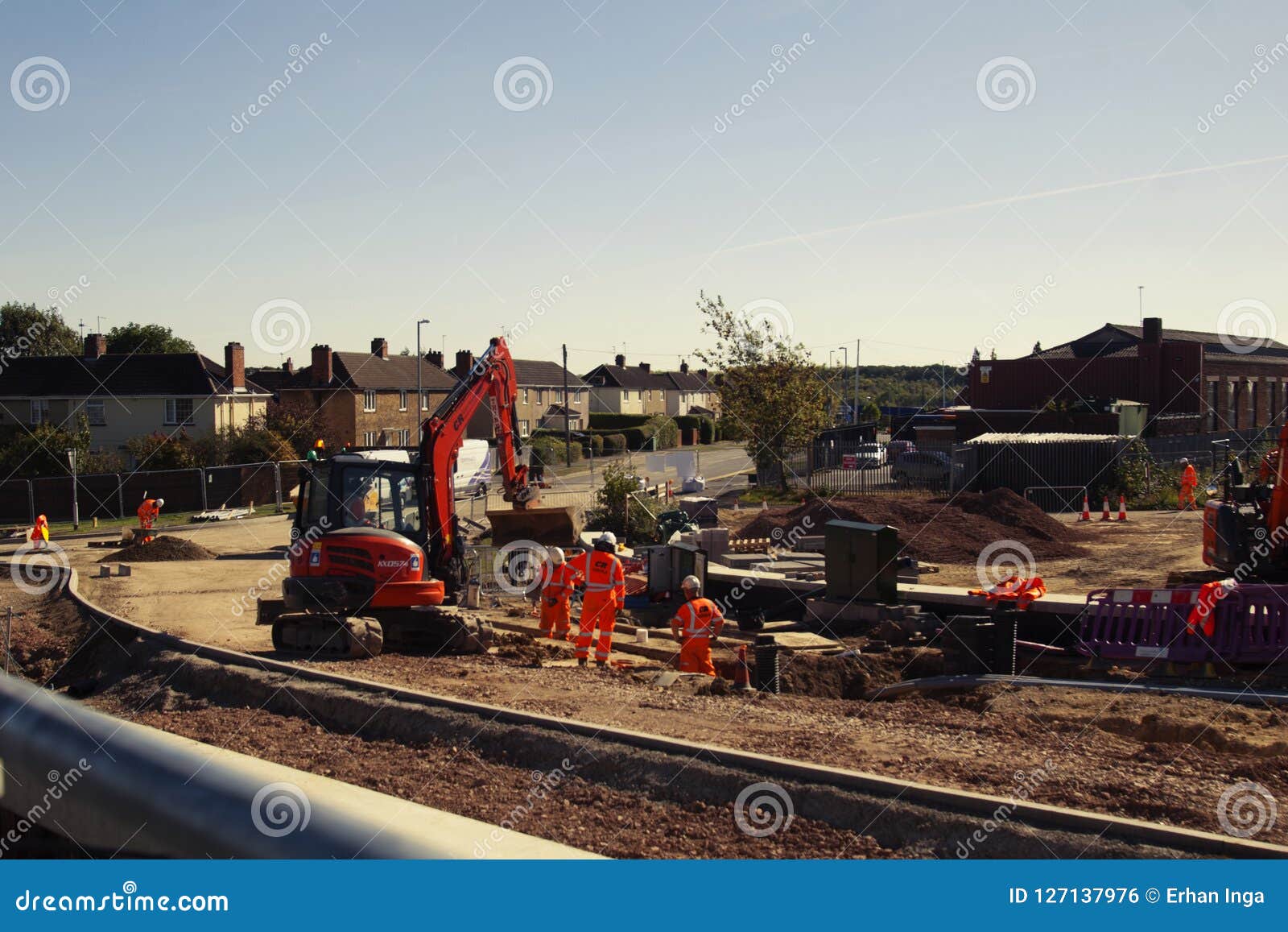 Förenade kungariket Corby 25 September, 2018 - bildfiewarbetare i orange speciala dräkter, på en vägkonstruktion. Bild av två arbetare på en vägkonstruktion