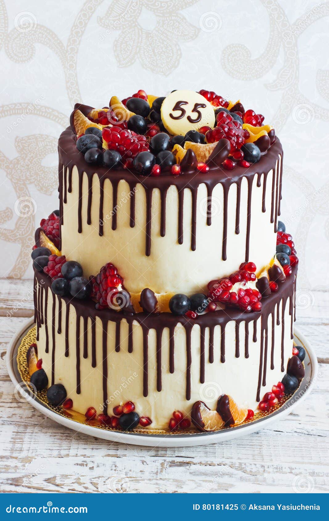 Gateau A Deux Etages De Fete Avec Des Filets De Fruit De Chocolat Image Stock Image Du Monnayage Couleur Gateau A Deux Etages De Fete Avec Des Filets De Fruit De Chocolat Image Stock Image Du Monnayage Couleur