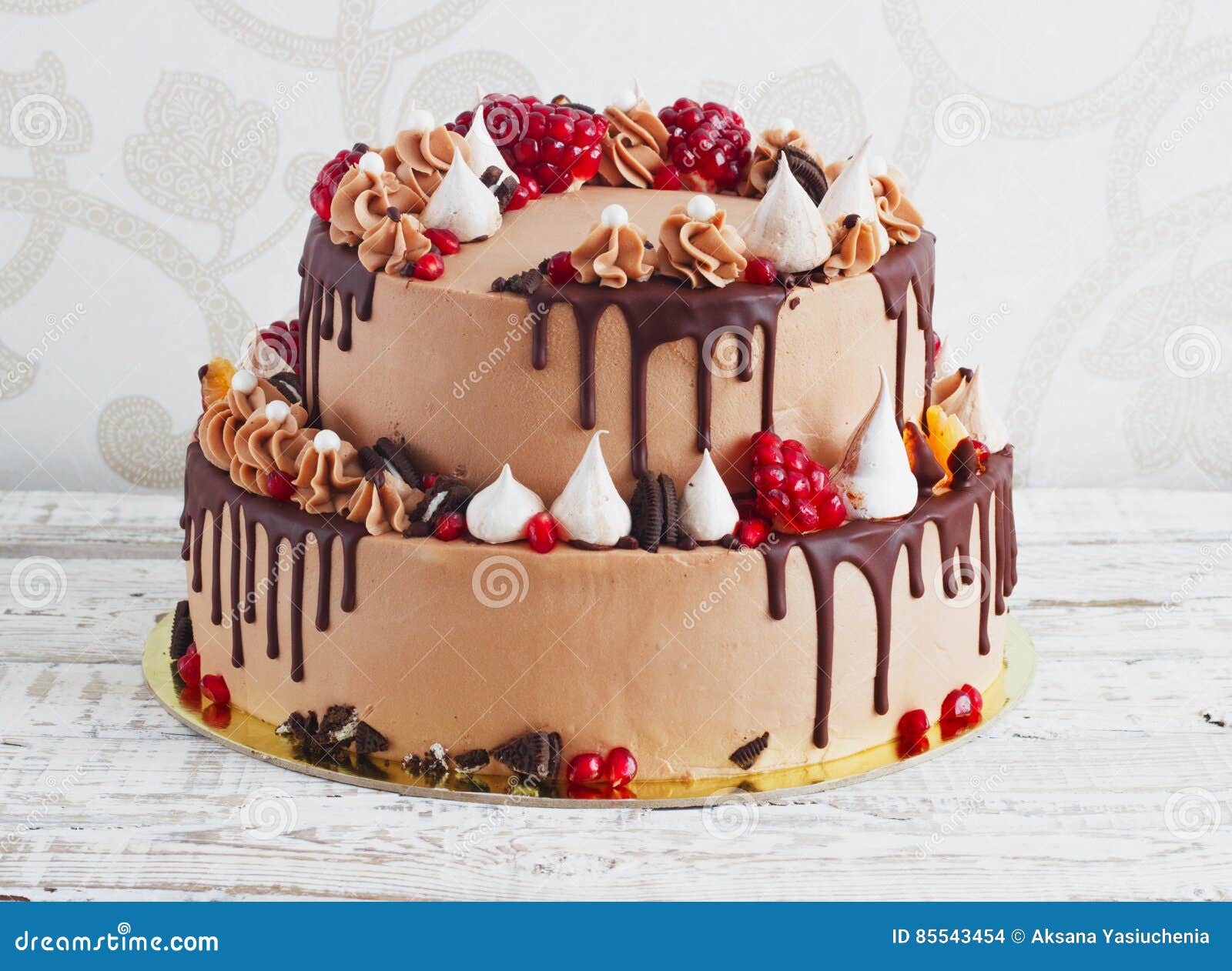 Gateau A Deux Etages De Fete Avec Des Filets De Fruit De Chocolat Photo Stock Image Du Tarte Anniversaire