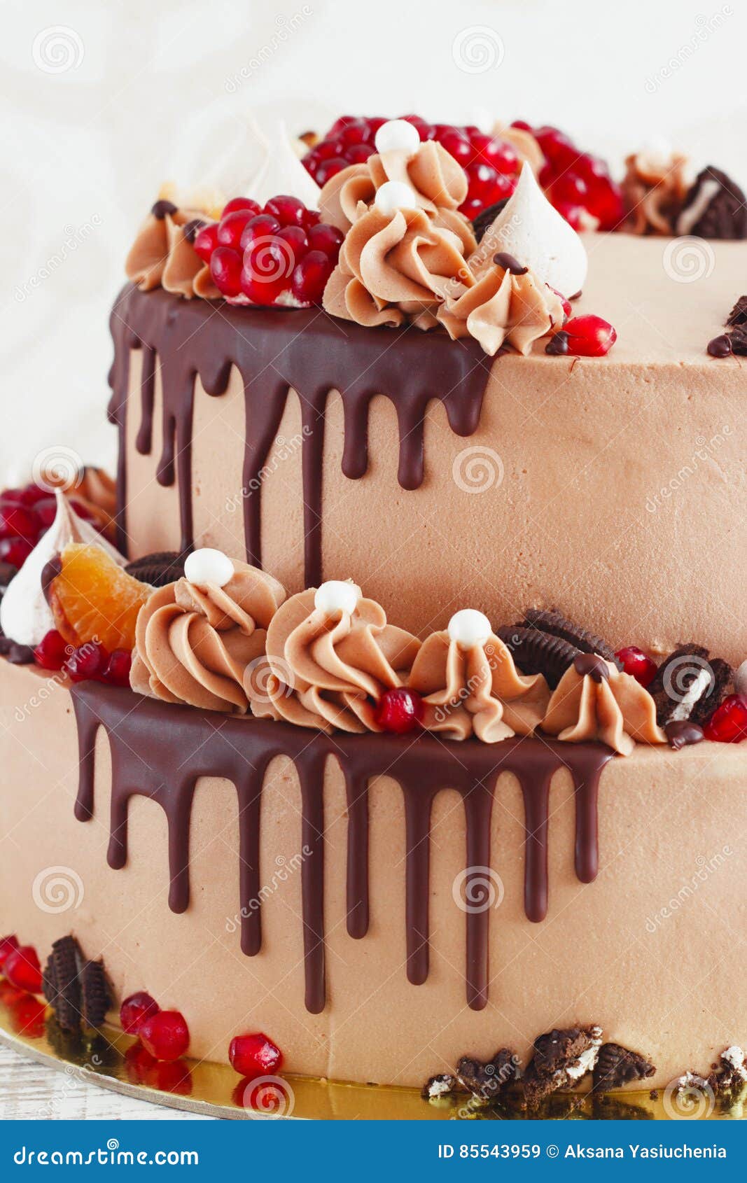 Gateau A Deux Etages De Fete Avec Des Filets De Fruit De Chocolat Image Stock Image Du Fond Decoration Gateau A Deux Etages De Fete Avec Des Filets De Fruit De Chocolat Image Stock Image Du Fond Decoration