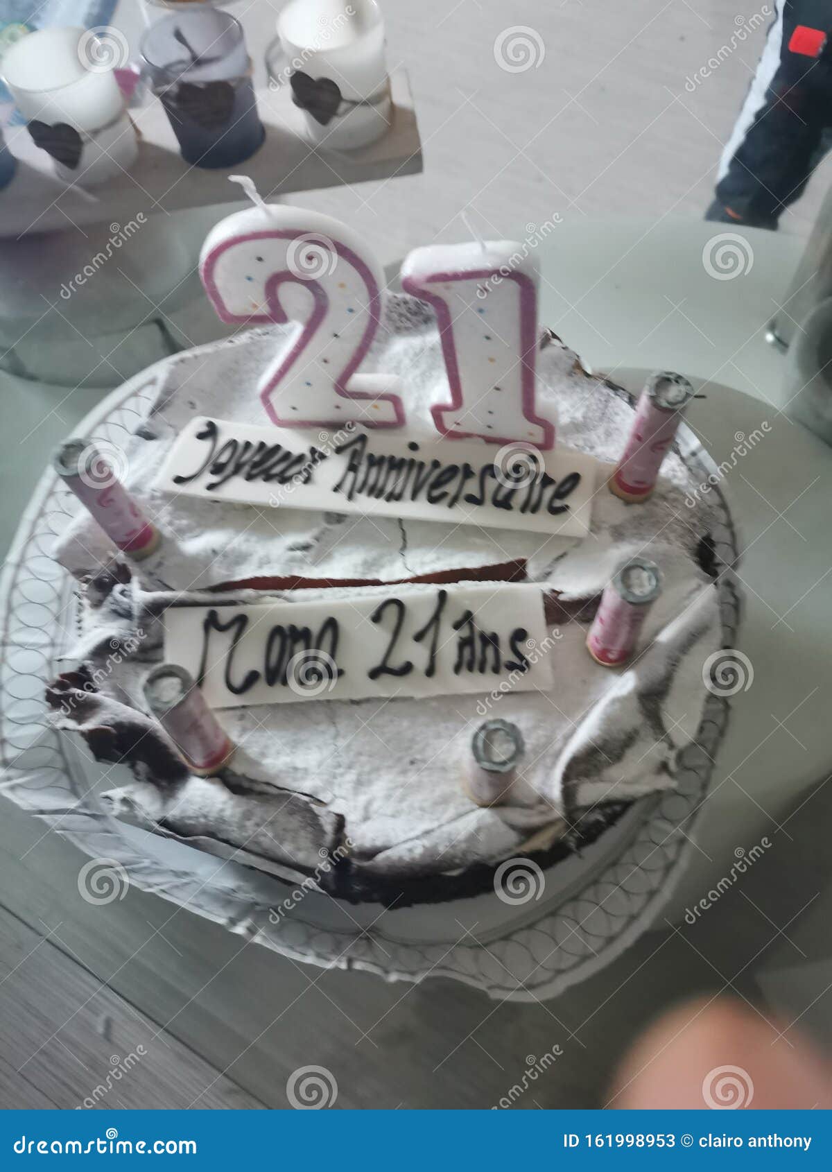 Gateau Anniversaire 21 Ans Gateux Stock Afbeelding Image Of Verboden