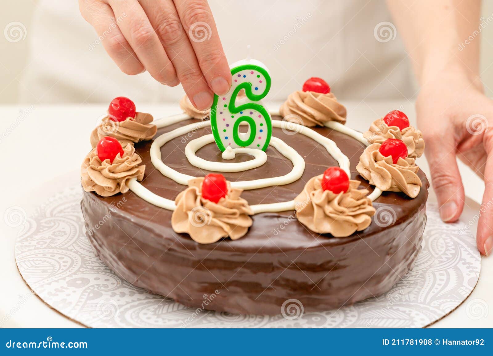 Gateau Au Chocolat D Anniversaire Femme Mains Decorant Le Gateau Avec La Bougie En Forme De Numero Six Photo Stock Image Du Bougie Dessert Gateau Au Chocolat D Anniversaire Femme Mains Decorant Le Gateau Avec La Bougie En Forme De Numero Six Photo Stock Image Du Bougie Dessert
