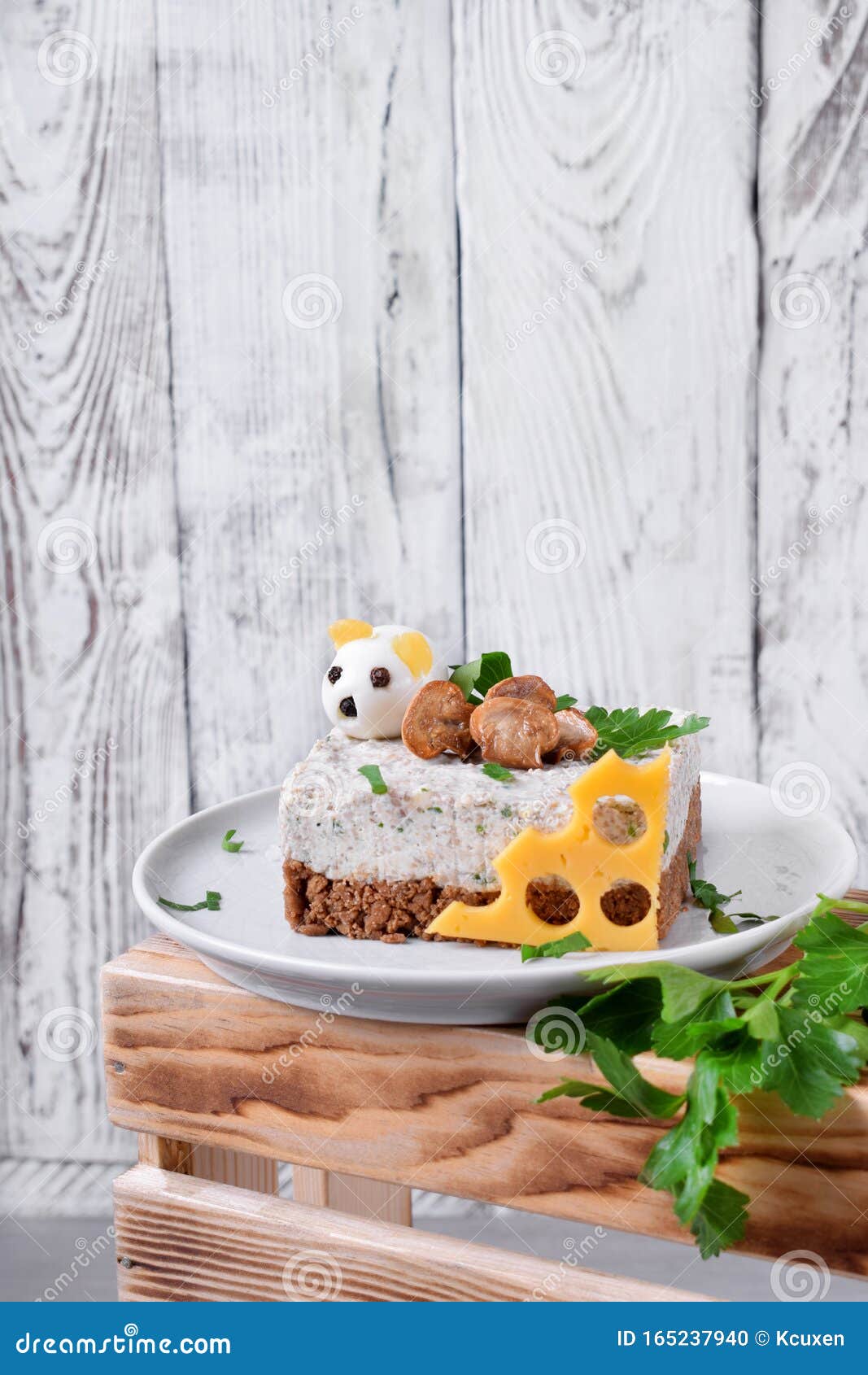 Gateau Au Fromage Sale Garni De Champignons Rotis Nouvel An Amuse Gueule Avec La Souris D Oeufs De Caille Photo Stock Image Du Nourriture Festif