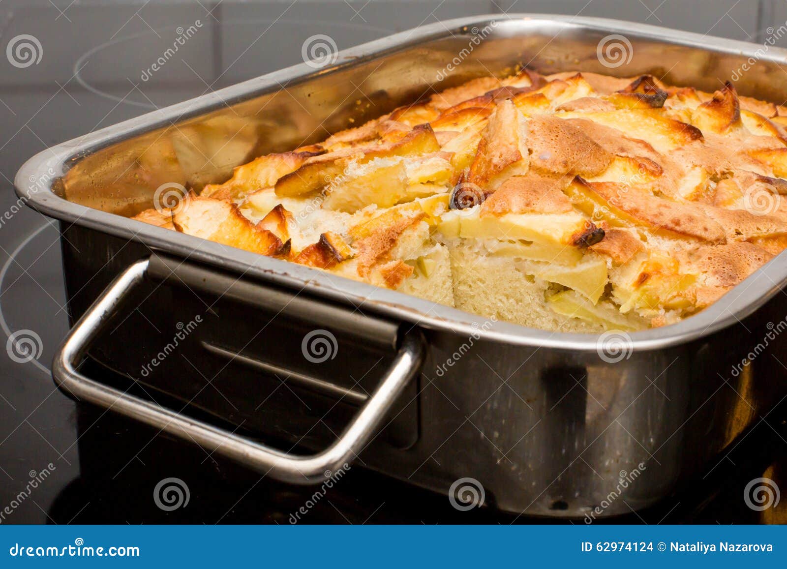 Gateau Aux Pommes Dans La Casserole De Four Plateau Du Four Photo Stock Image Du Morceau Partie Gateau Aux Pommes Dans La Casserole De Four Plateau Du Four Photo Stock Image Du Morceau Partie