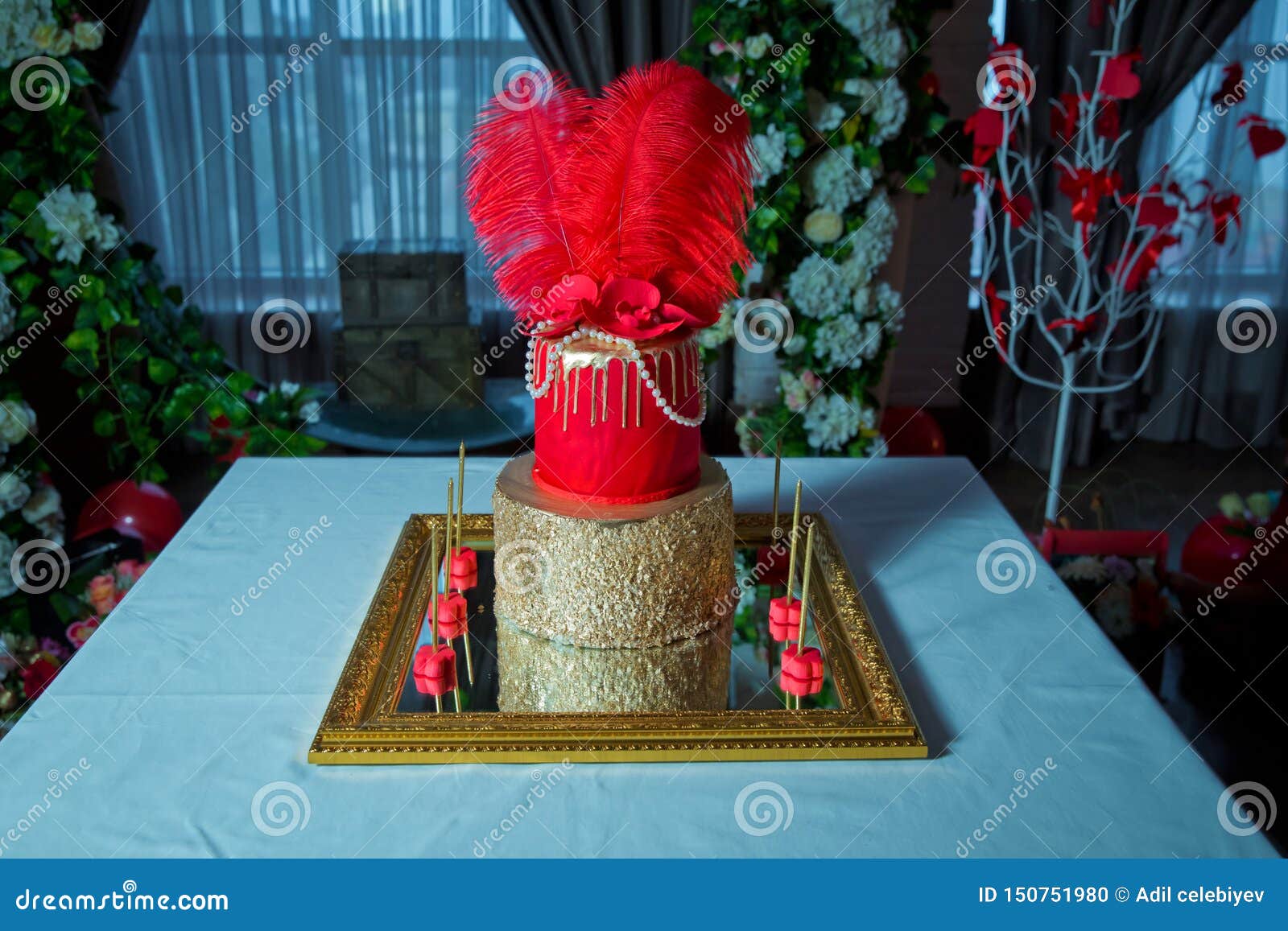 Gateau Avec Des Perles De Perle Sur Le Dessus Gateau Rouge Et D Or Gateau De Plume Photo Stock Image Du Couples Appetissant