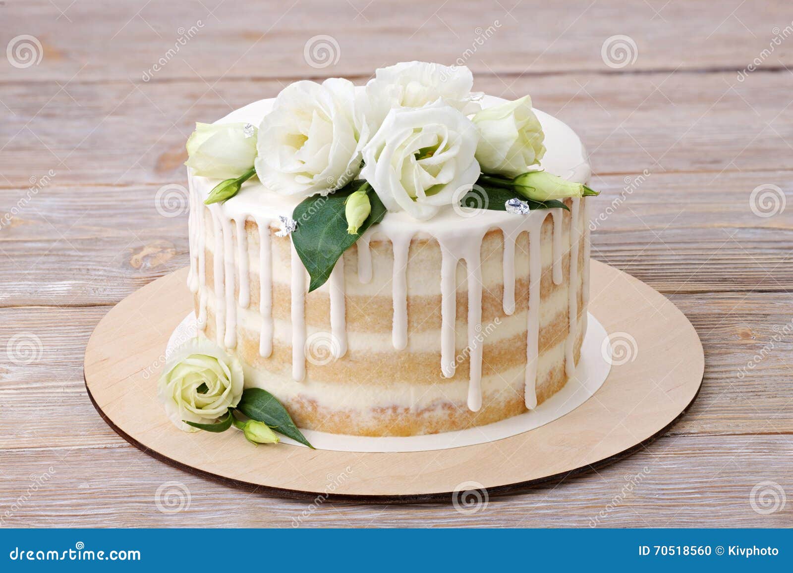 Gateau Avec Le Glacage De Blanc Et Les Fleurs Blanches Photo Stock Image Du Vacances Argent
