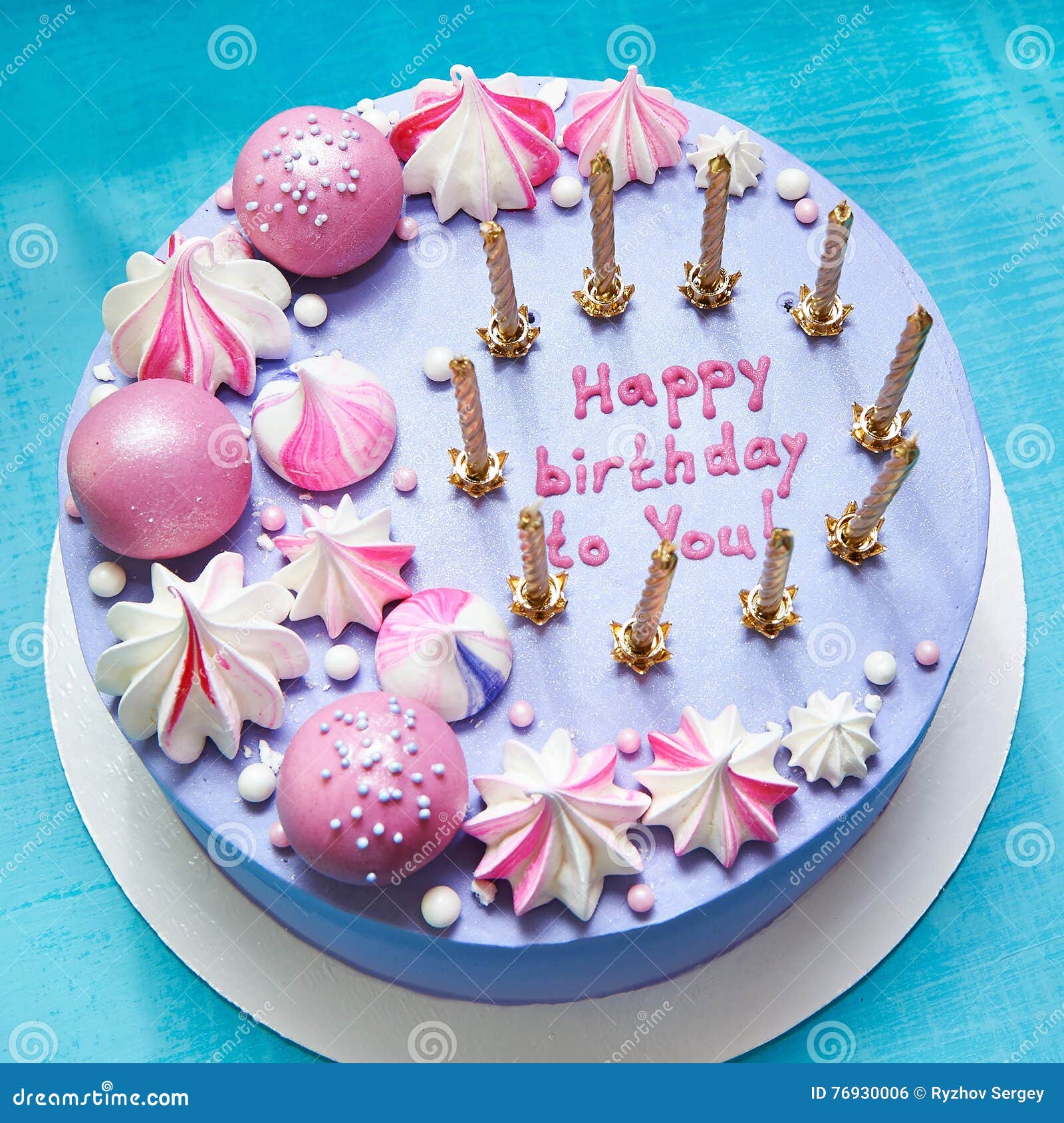 Gâteau Avec Le Joyeux Anniversaire De Félicitations Photo stock