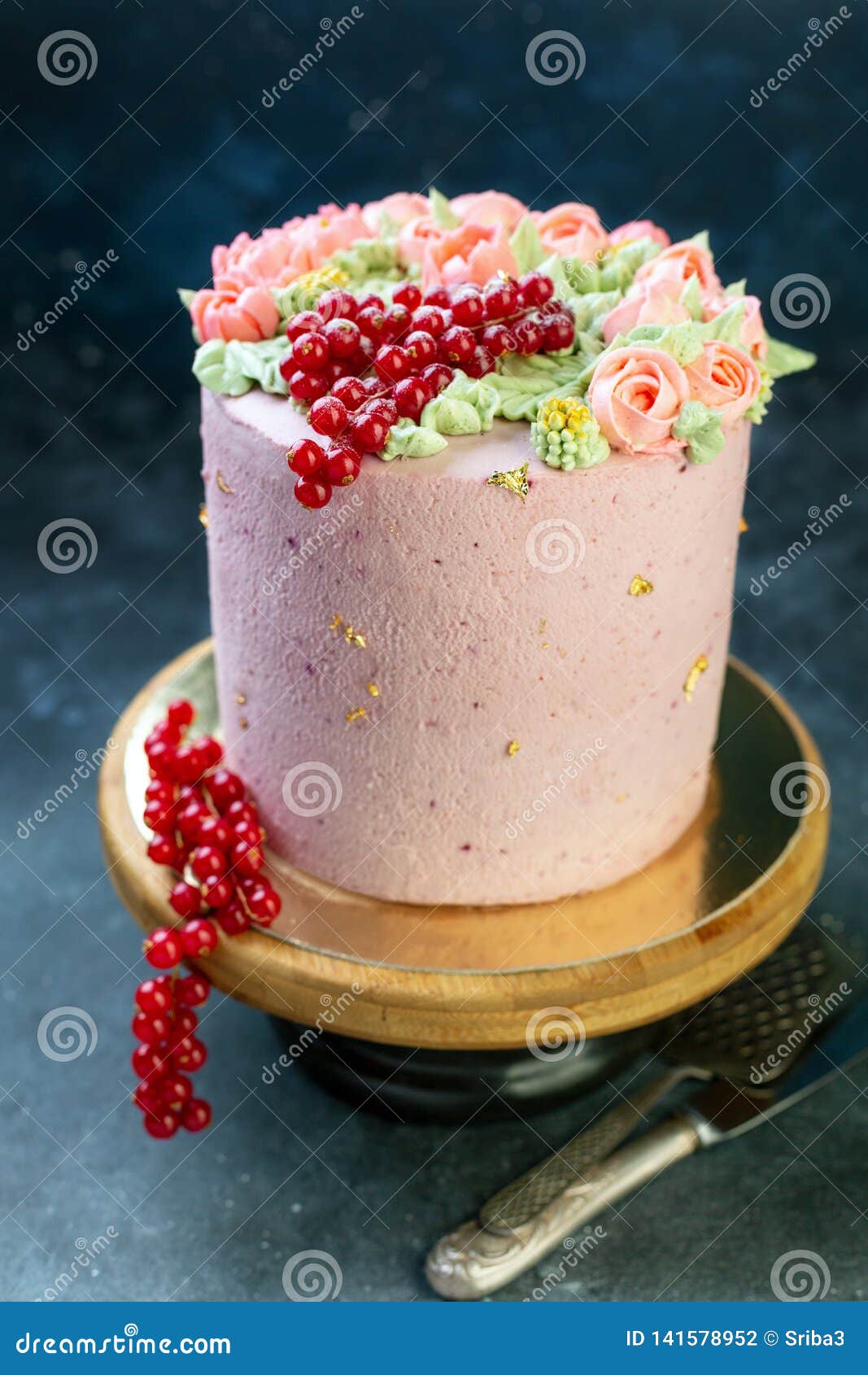 Gateau Avec Les Fleurs Cremes Les Groseilles Et L Or Comestible Photo Stock Image Du Fouette Dessert
